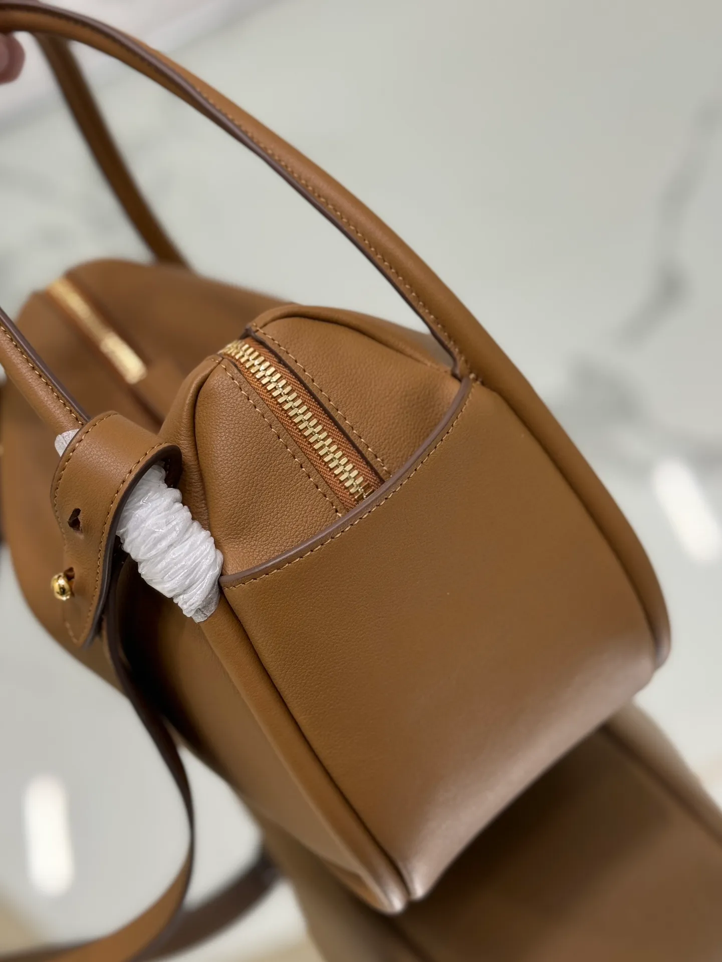 💰1500 ⭐ New bowling bag This Lindy handbag/shoulder bag is made of Italian Soft Grain imported calfskin, with top-grade hardware. The modern design highlights the casual attitude, and the exquisite details and metal hardware accessories add to the smartness. Sophisticated and versatile, the style is crafted from soft grained cowhide with smooth, minimal lines. Showcasing exceptional craftsmanship, this accessory is embellished with an enameled triangular metal logo. It can be carried by hand, shoulder, or cross-body. It has large capacity, is simple and practical, and has a great upper body😘 ●Double handles, 13 cm drop length ●Detachable shoulder strap, 75 cm long ·Open side pockets·Metal hardware accessories ·Enameled triangular metal logo on the front ·Zipper closure ·Lined and patch pockets Style number: 1ba451 Size: 25*18*10.5cm