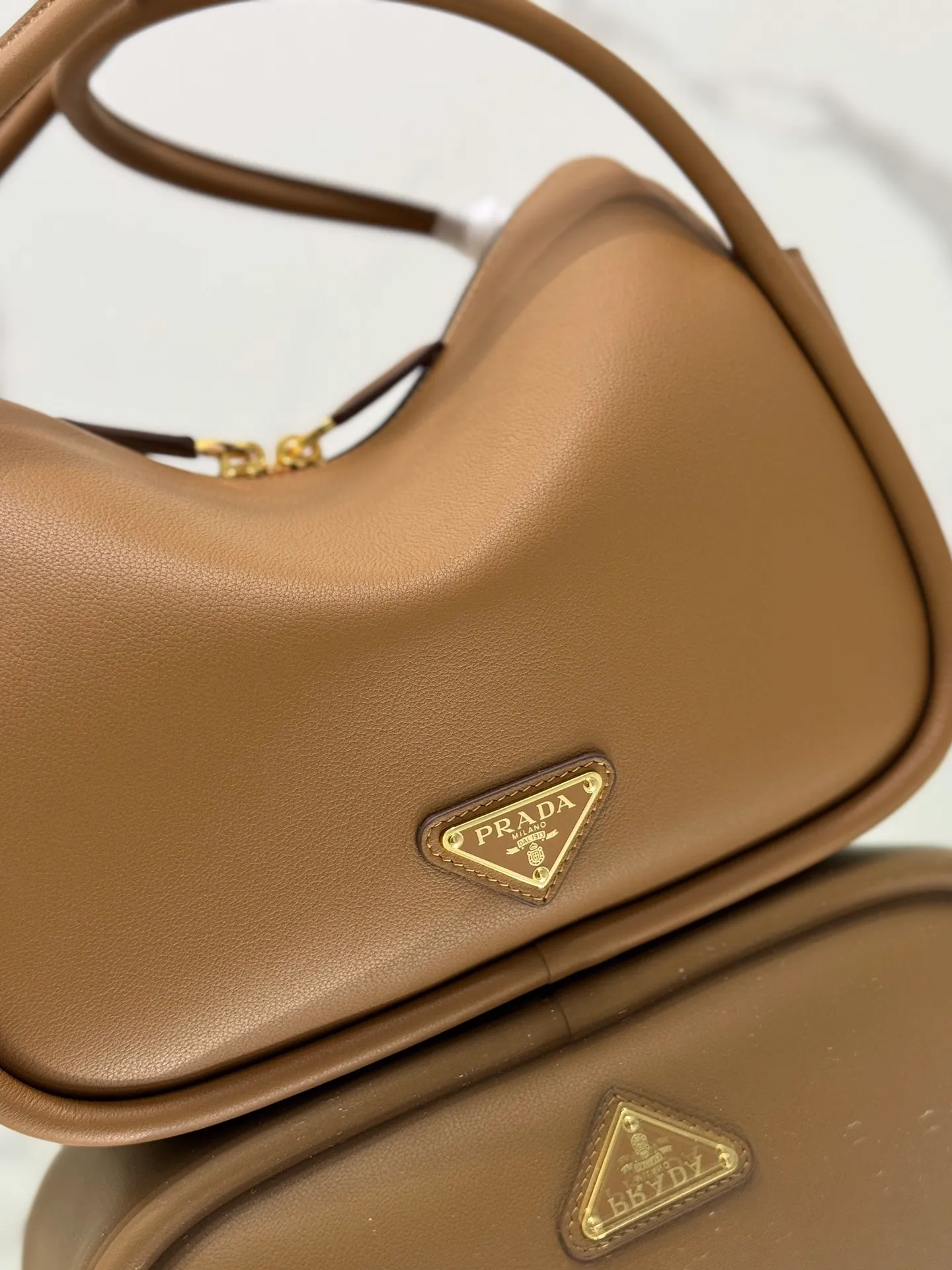 💰1500 ⭐ New bowling bag This Lindy handbag/shoulder bag is made of Italian Soft Grain imported calfskin, with top-grade hardware. The modern design highlights the casual attitude, and the exquisite details and metal hardware accessories add to the smartness. Sophisticated and versatile, the style is crafted from soft grained cowhide with smooth, minimal lines. Showcasing exceptional craftsmanship, this accessory is embellished with an enameled triangular metal logo. It can be carried by hand, shoulder, or cross-body. It has large capacity, is simple and practical, and has a great upper body😘 ●Double handles, 13 cm drop length ●Detachable shoulder strap, 75 cm long ·Open side pockets·Metal hardware accessories ·Enameled triangular metal logo on the front ·Zipper closure ·Lined and patch pockets Style number: 1ba451 Size: 25*18*10.5cm