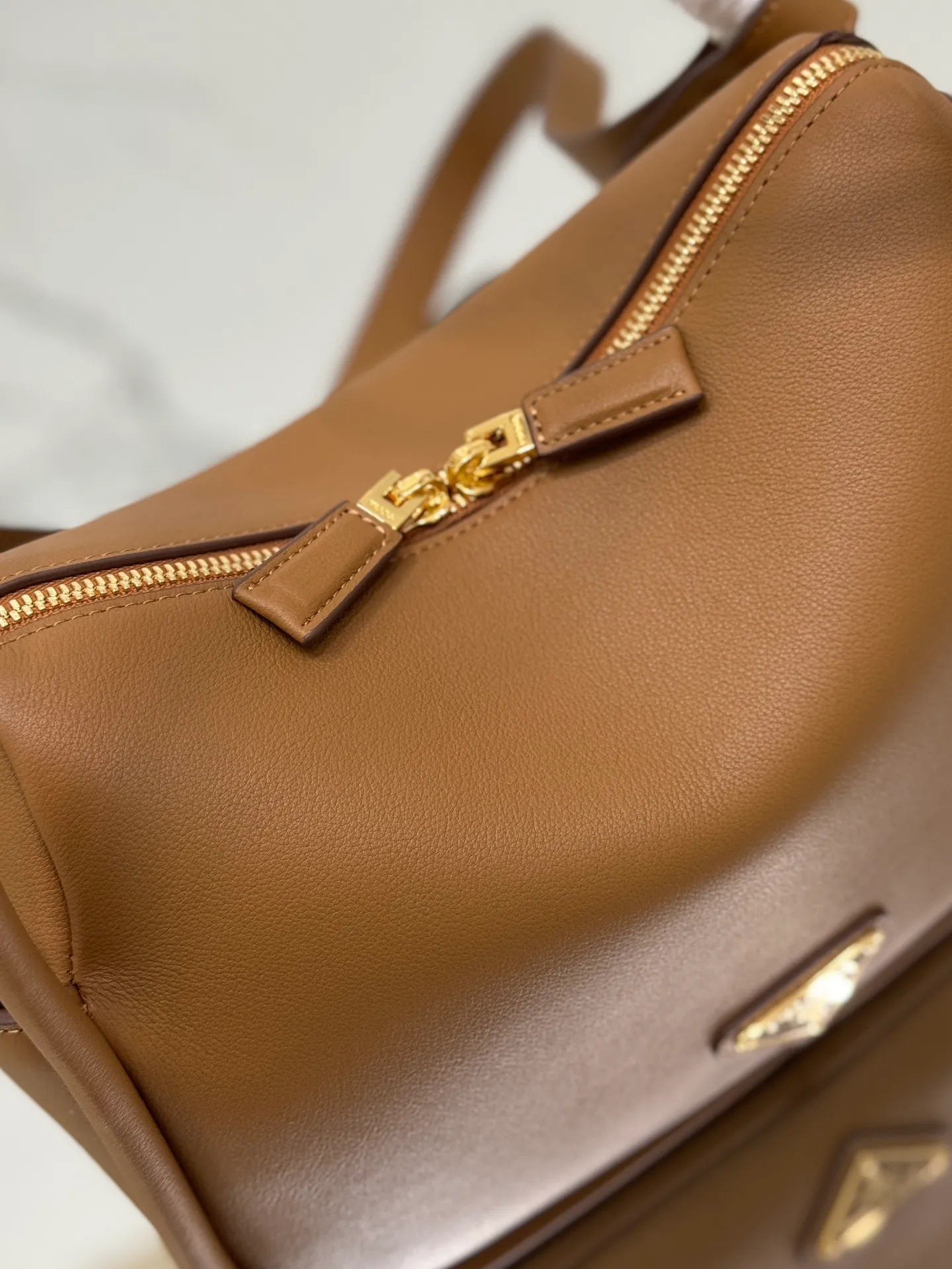 💰1500 ⭐ New bowling bag This Lindy handbag/shoulder bag is made of Italian Soft Grain imported calfskin, with top-grade hardware. The modern design highlights the casual attitude, and the exquisite details and metal hardware accessories add to the smartness. Sophisticated and versatile, the style is crafted from soft grained cowhide with smooth, minimal lines. Showcasing exceptional craftsmanship, this accessory is embellished with an enameled triangular metal logo. It can be carried by hand, shoulder, or cross-body. It has large capacity, is simple and practical, and has a great upper body😘 ●Double handles, 13 cm drop length ●Detachable shoulder strap, 75 cm long ·Open side pockets·Metal hardware accessories ·Enameled triangular metal logo on the front ·Zipper closure ·Lined and patch pockets Style number: 1ba451 Size: 25*18*10.5cm