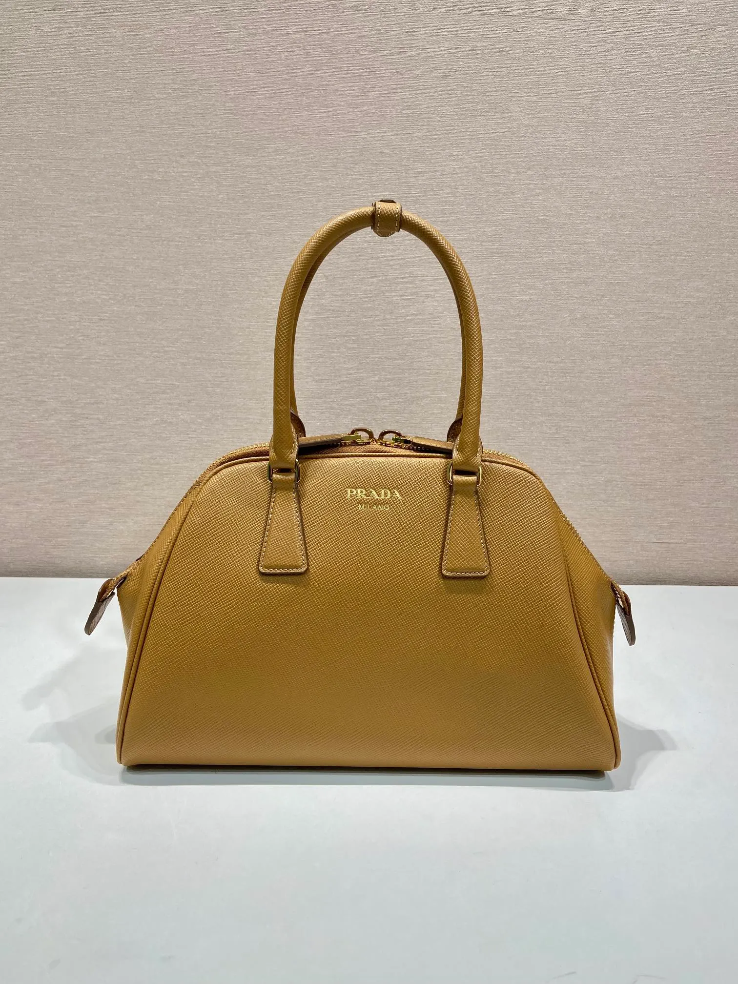 💰1640🎉New shell bag🎉1BG537🎉🎉 This exquisite handbag is made of Saffiano leather. It has a crisp, simple and neat shape. It is equipped with gold-toned metal hardware and is decorated with an elegant letter logo embossed on the front. It can be carried by hand or shoulder strap, and has a large capacity. Babies, hurry up and get it, it is worth owning🎉🎉 Height: 21.5cm Width: 32cm Length: 10.5cm