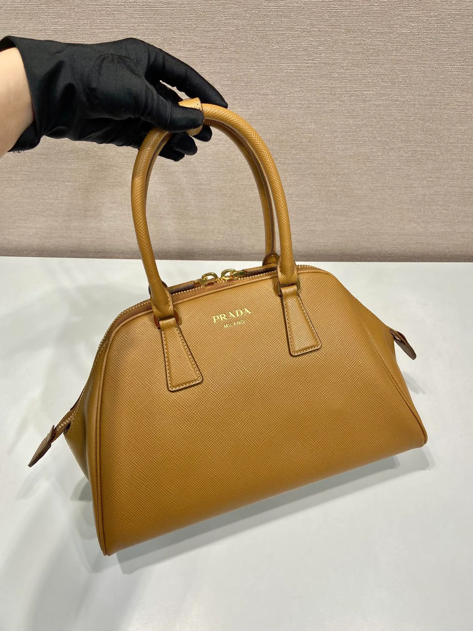 💰1640🎉New shell bag🎉1BG537🎉🎉 This exquisite handbag is made of Saffiano leather. It has a crisp, simple and neat shape. It is equipped with gold-toned metal hardware and is decorated with an elegant letter logo embossed on the front. It can be carried by hand or shoulder strap, and has a large capacity. Babies, hurry up and get it, it is worth owning🎉🎉 Height: 21.5cm Width: 32cm Length: 10.5cm