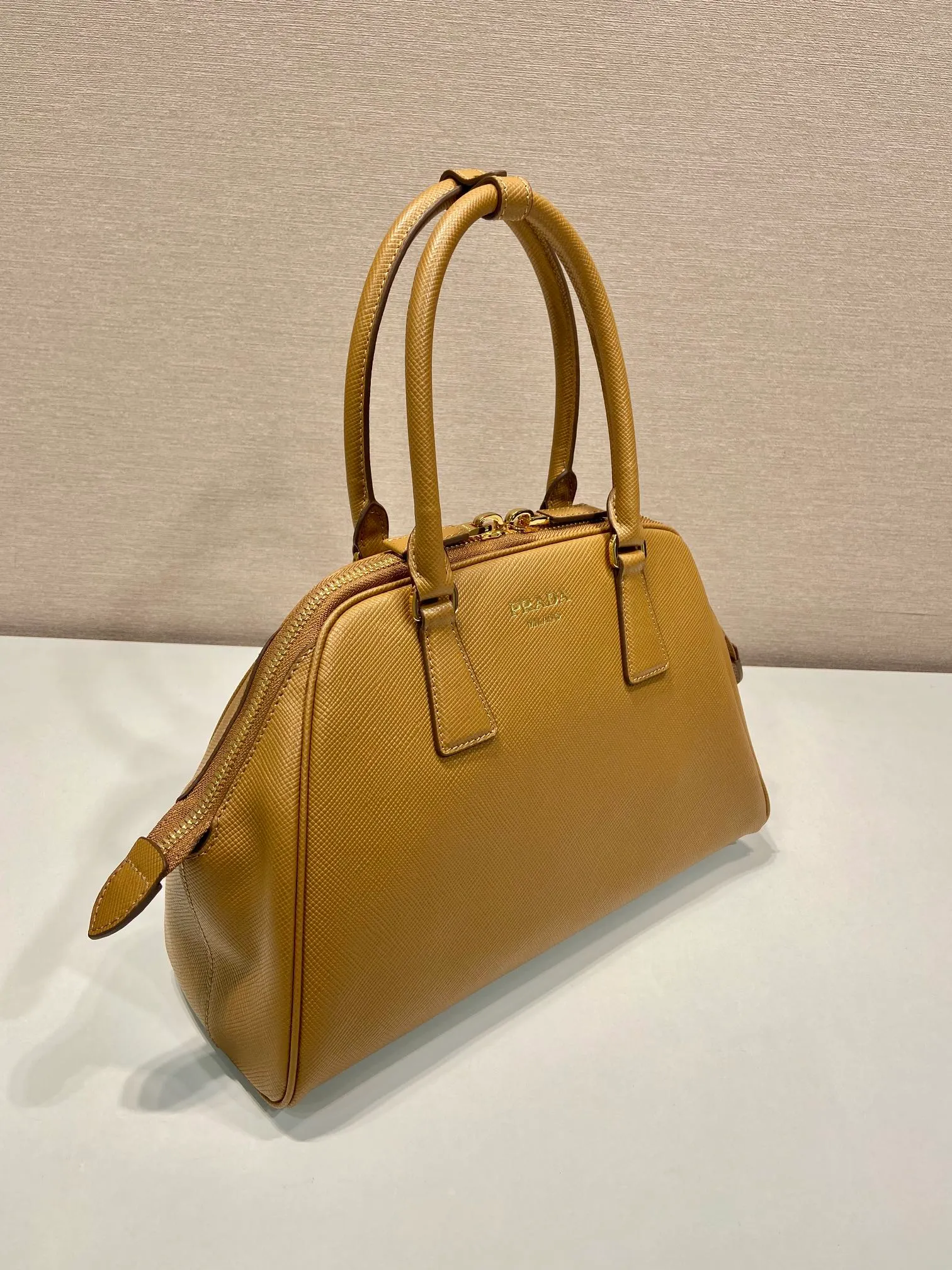 💰1640🎉New shell bag🎉1BG537🎉🎉 This exquisite handbag is made of Saffiano leather. It has a crisp, simple and neat shape. It is equipped with gold-toned metal hardware and is decorated with an elegant letter logo embossed on the front. It can be carried by hand or shoulder strap, and has a large capacity. Babies, hurry up and get it, it is worth owning🎉🎉 Height: 21.5cm Width: 32cm Length: 10.5cm