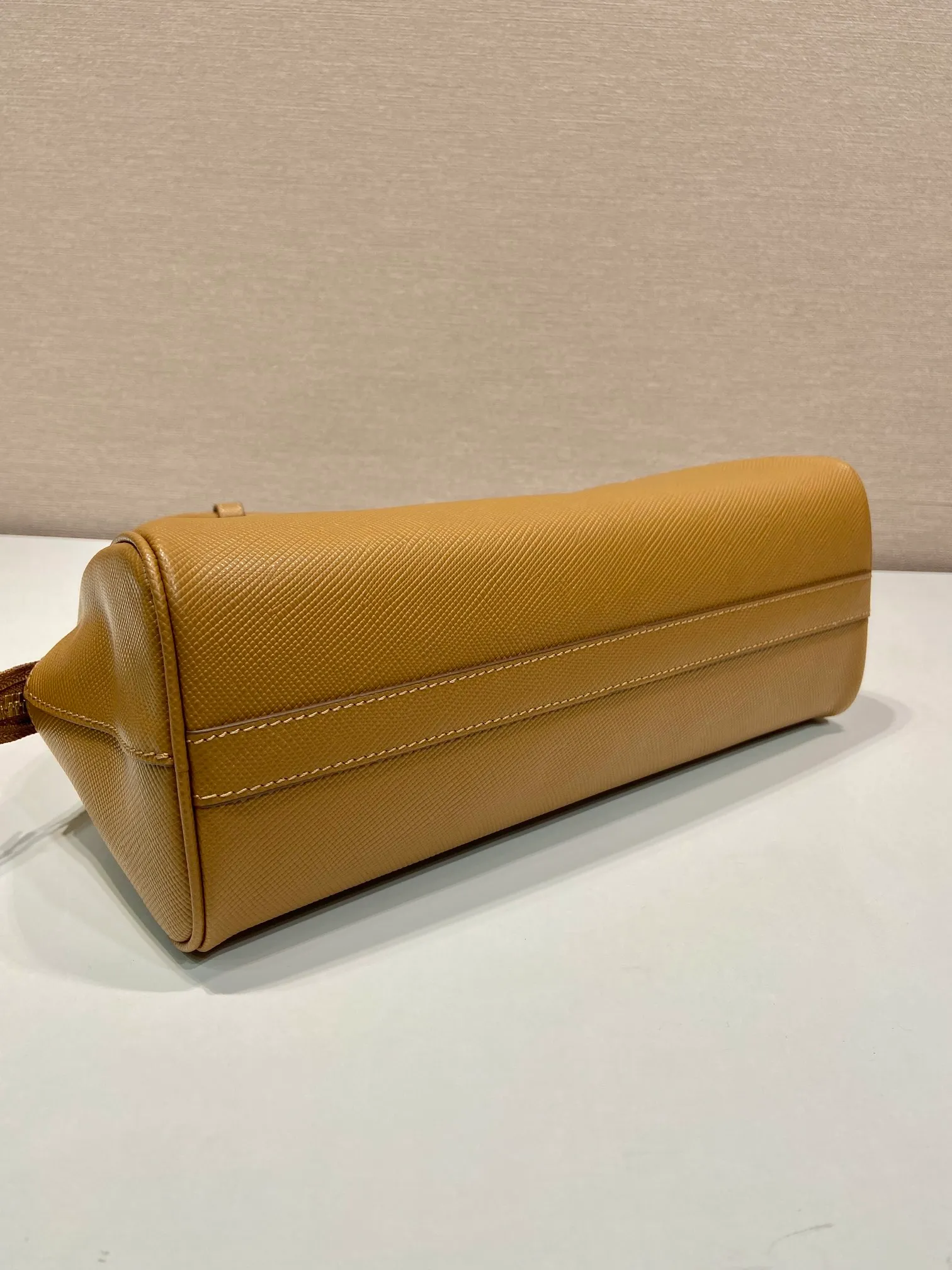 💰1640🎉New shell bag🎉1BG537🎉🎉 This exquisite handbag is made of Saffiano leather. It has a crisp, simple and neat shape. It is equipped with gold-toned metal hardware and is decorated with an elegant letter logo embossed on the front. It can be carried by hand or shoulder strap, and has a large capacity. Babies, hurry up and get it, it is worth owning🎉🎉 Height: 21.5cm Width: 32cm Length: 10.5cm