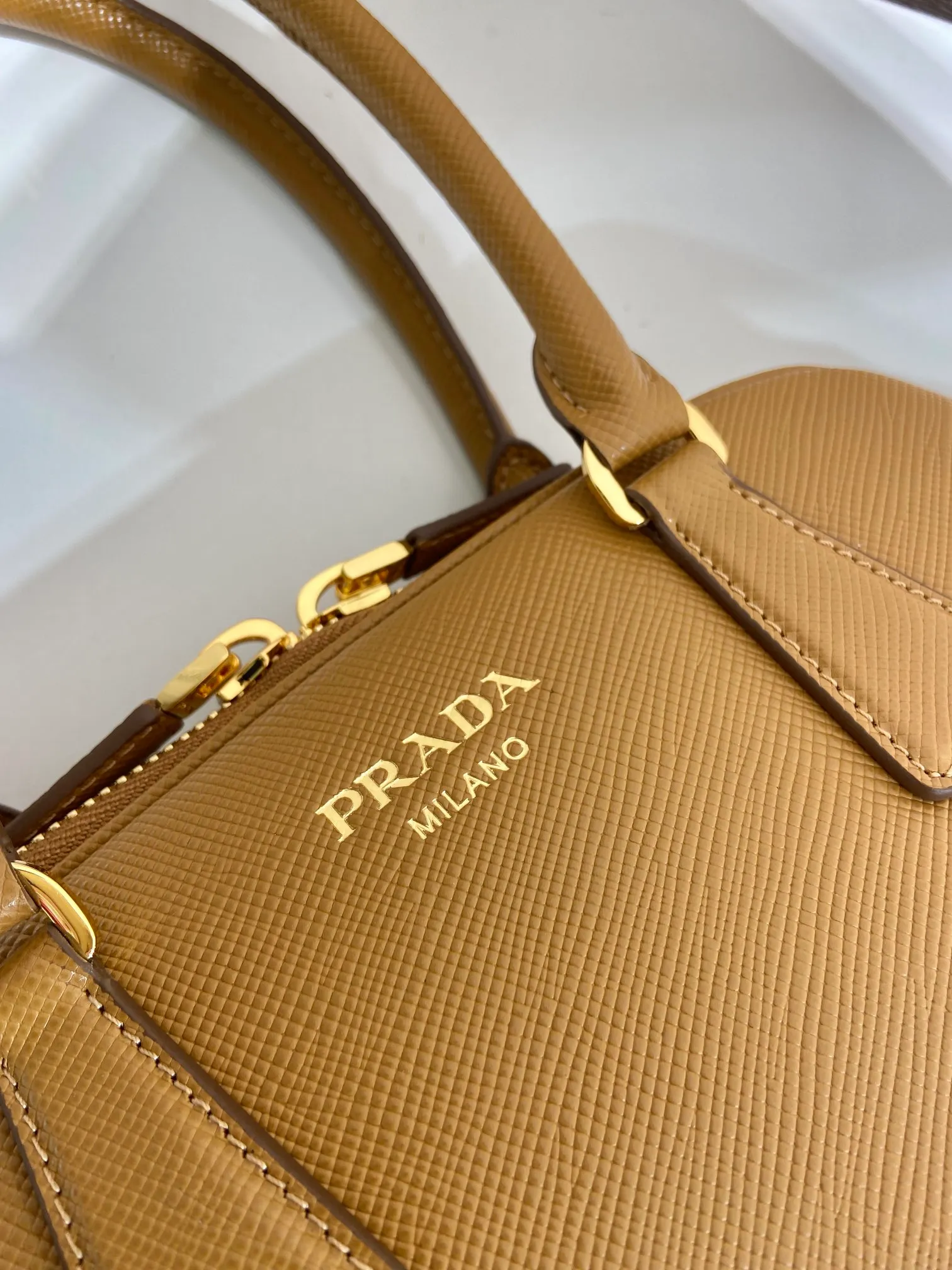 💰1640🎉New shell bag🎉1BG537🎉🎉 This exquisite handbag is made of Saffiano leather. It has a crisp, simple and neat shape. It is equipped with gold-toned metal hardware and is decorated with an elegant letter logo embossed on the front. It can be carried by hand or shoulder strap, and has a large capacity. Babies, hurry up and get it, it is worth owning🎉🎉 Height: 21.5cm Width: 32cm Length: 10.5cm