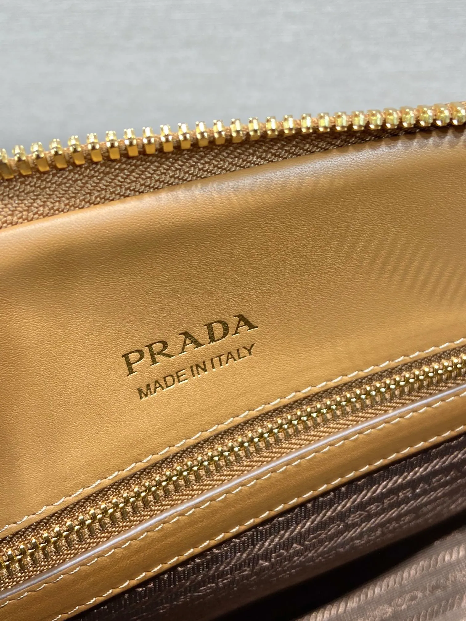 💰1640🎉New shell bag🎉1BG537🎉🎉 This exquisite handbag is made of Saffiano leather. It has a crisp, simple and neat shape. It is equipped with gold-toned metal hardware and is decorated with an elegant letter logo embossed on the front. It can be carried by hand or shoulder strap, and has a large capacity. Babies, hurry up and get it, it is worth owning🎉🎉 Height: 21.5cm Width: 32cm Length: 10.5cm