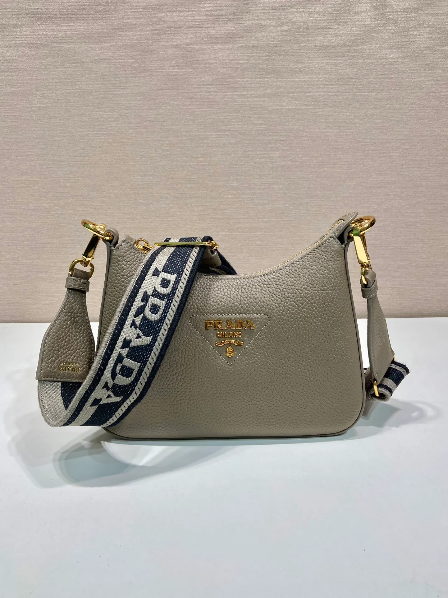 💰1660🎉New model🎉1BH193 small size🎉 This single shoulder strap is made of imported deerskin grain cowhide, with a long fabric shoulder strap and adjustable design. It’s so perfect😘, all-round mix and match for different occasions and different clothes😘, large capacity, super soft feel🎉Hurry up and get it🎉 Length 24x height 18x ​​bottom 6cm🎉🎉🎉👏👏👏