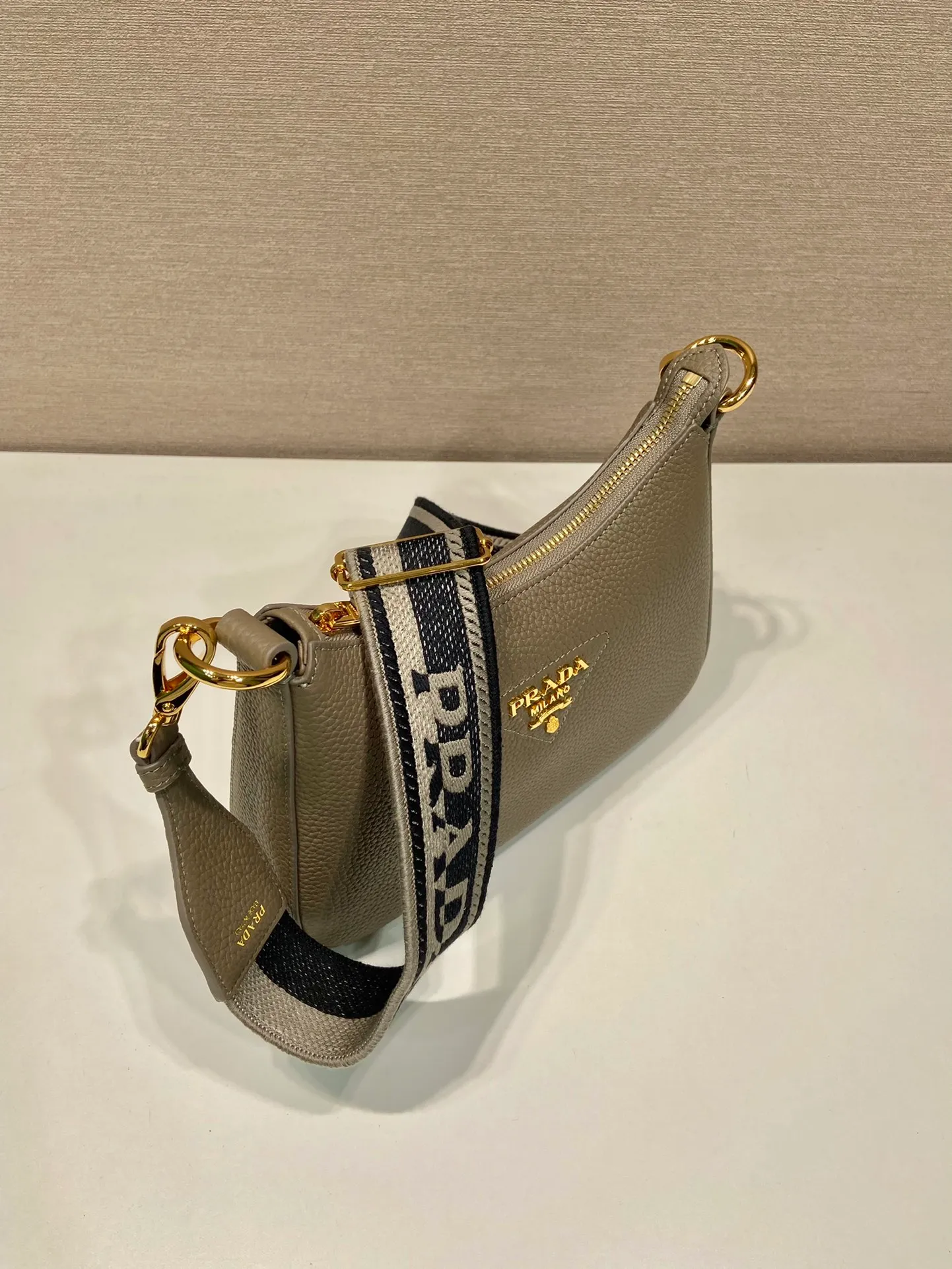 💰1660🎉New model🎉1BH193 small size🎉 This single shoulder strap is made of imported deerskin grain cowhide, with a long fabric shoulder strap and adjustable design. It’s so perfect😘, all-round mix and match for different occasions and different clothes😘, large capacity, super soft feel🎉Hurry up and get it🎉 Length 24x height 18x ​​bottom 6cm🎉🎉🎉👏👏👏