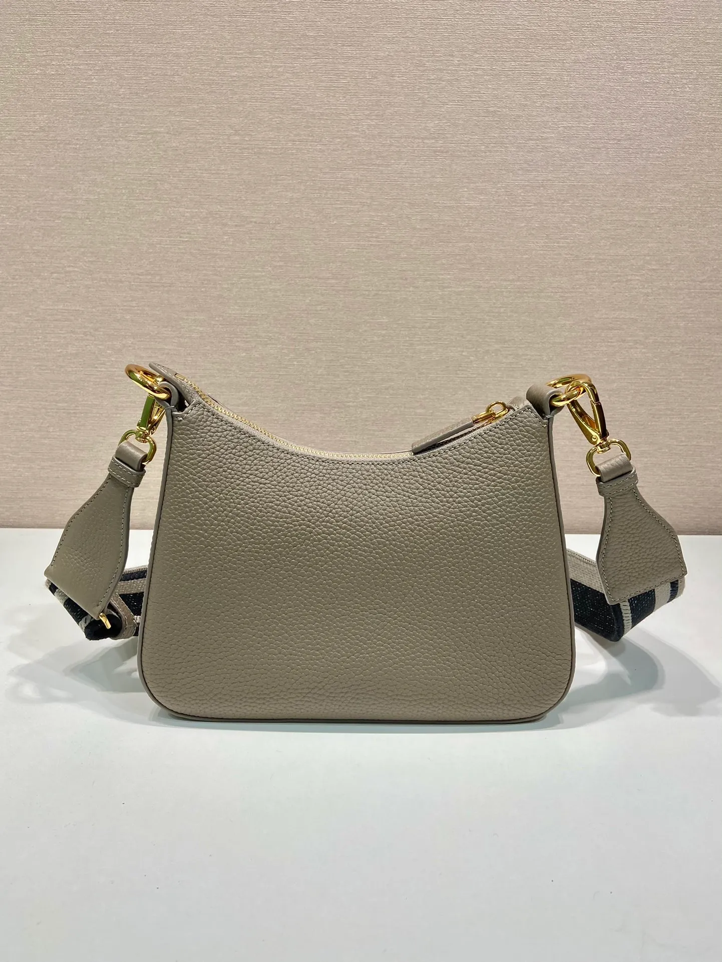 💰1660🎉New model🎉1BH193 small size🎉 This single shoulder strap is made of imported deerskin grain cowhide, with a long fabric shoulder strap and adjustable design. It’s so perfect😘, all-round mix and match for different occasions and different clothes😘, large capacity, super soft feel🎉Hurry up and get it🎉 Length 24x height 18x ​​bottom 6cm🎉🎉🎉👏👏👏