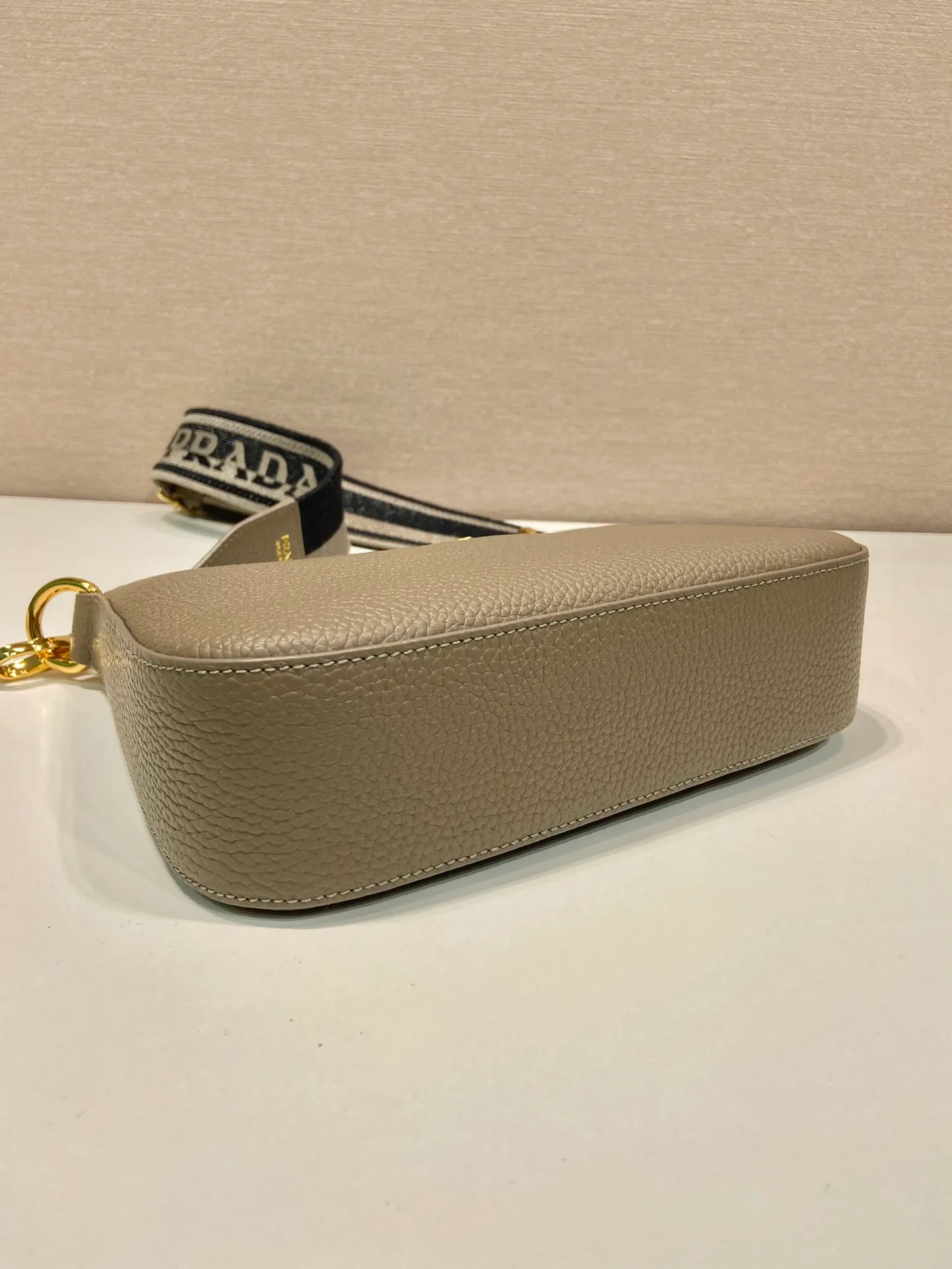 💰1660🎉New model🎉1BH193 small size🎉 This single shoulder strap is made of imported deerskin grain cowhide, with a long fabric shoulder strap and adjustable design. It’s so perfect😘, all-round mix and match for different occasions and different clothes😘, large capacity, super soft feel🎉Hurry up and get it🎉 Length 24x height 18x ​​bottom 6cm🎉🎉🎉👏👏👏
