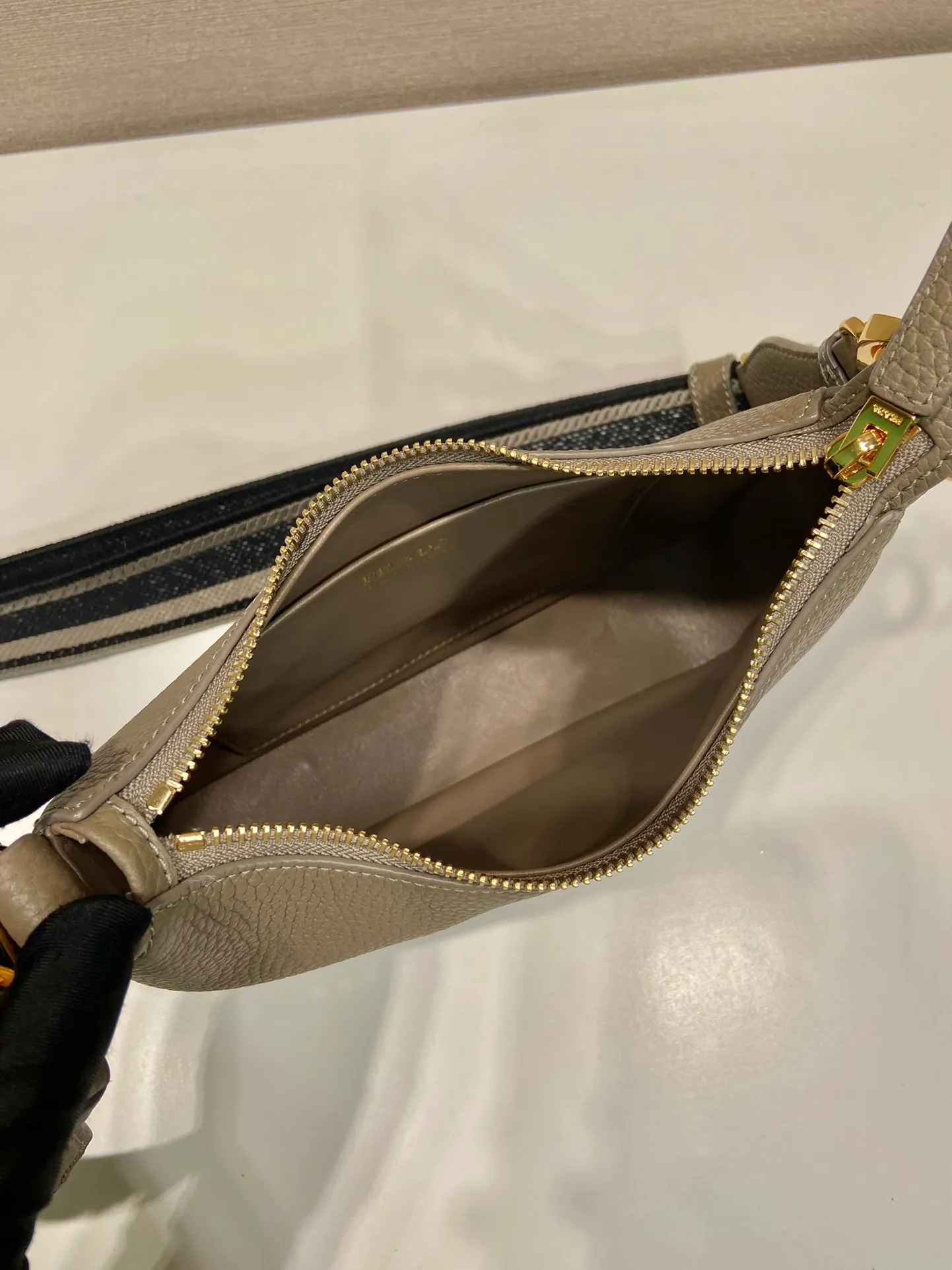 💰1660🎉New model🎉1BH193 small size🎉 This single shoulder strap is made of imported deerskin grain cowhide, with a long fabric shoulder strap and adjustable design. It’s so perfect😘, all-round mix and match for different occasions and different clothes😘, large capacity, super soft feel🎉Hurry up and get it🎉 Length 24x height 18x ​​bottom 6cm🎉🎉🎉👏👏👏
