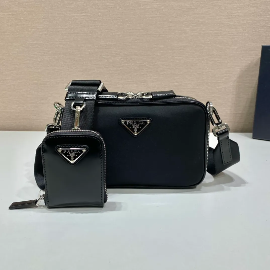💰1120🎉New small messenger bag🎉2VH070/patent leather🎉🎉 This modern handbag outlines simple lines and is equipped with a detachable and adjustable long woven shoulder strap. The shoulder strap is equipped with a detachable small bag. Designed by imported nylon fabric and glossy cowhide, it looks classic, original and modern. It has a large capacity and space and is worth having. Get it now🎉🎉 Length 19x Height 12.5x Bottom 5.5cm🎉🎉🎉💰💰💰