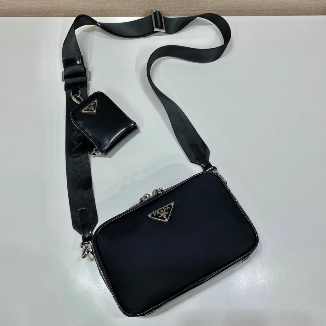 💰1120🎉New small messenger bag🎉2VH070/patent leather🎉🎉 This modern handbag outlines simple lines and is equipped with a detachable and adjustable long woven shoulder strap. The shoulder strap is equipped with a detachable small bag. Designed by imported nylon fabric and glossy cowhide, it looks classic, original and modern. It has a large capacity and space and is worth having. Get it now🎉🎉 Length 19x Height 12.5x Bottom 5.5cm🎉🎉🎉💰💰💰