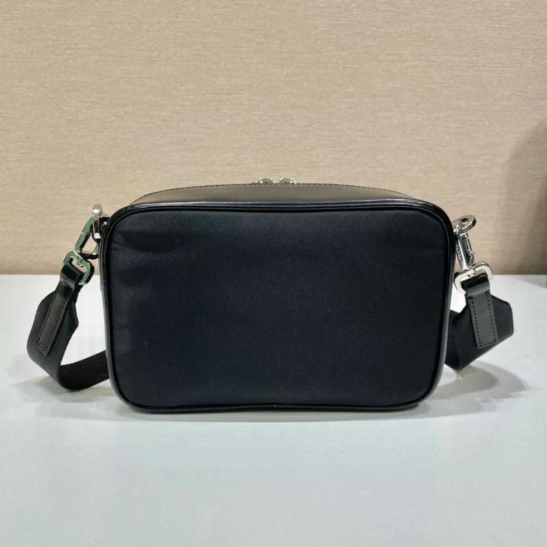 💰1120🎉New small messenger bag🎉2VH070/patent leather🎉🎉 This modern handbag outlines simple lines and is equipped with a detachable and adjustable long woven shoulder strap. The shoulder strap is equipped with a detachable small bag. Designed by imported nylon fabric and glossy cowhide, it looks classic, original and modern. It has a large capacity and space and is worth having. Get it now🎉🎉 Length 19x Height 12.5x Bottom 5.5cm🎉🎉🎉💰💰💰