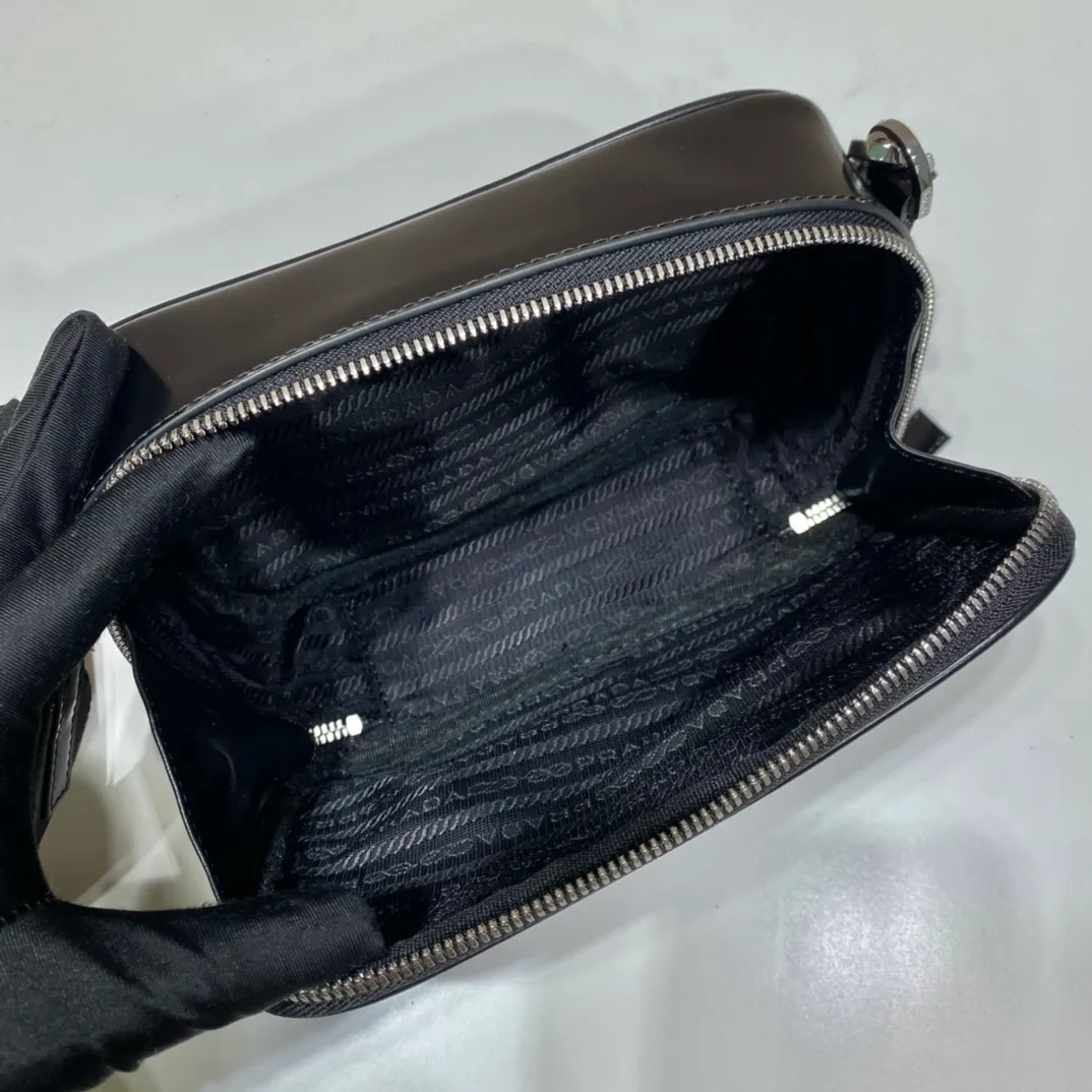 💰1120🎉New small messenger bag🎉2VH070/patent leather🎉🎉 This modern handbag outlines simple lines and is equipped with a detachable and adjustable long woven shoulder strap. The shoulder strap is equipped with a detachable small bag. Designed by imported nylon fabric and glossy cowhide, it looks classic, original and modern. It has a large capacity and space and is worth having. Get it now🎉🎉 Length 19x Height 12.5x Bottom 5.5cm🎉🎉🎉💰💰💰