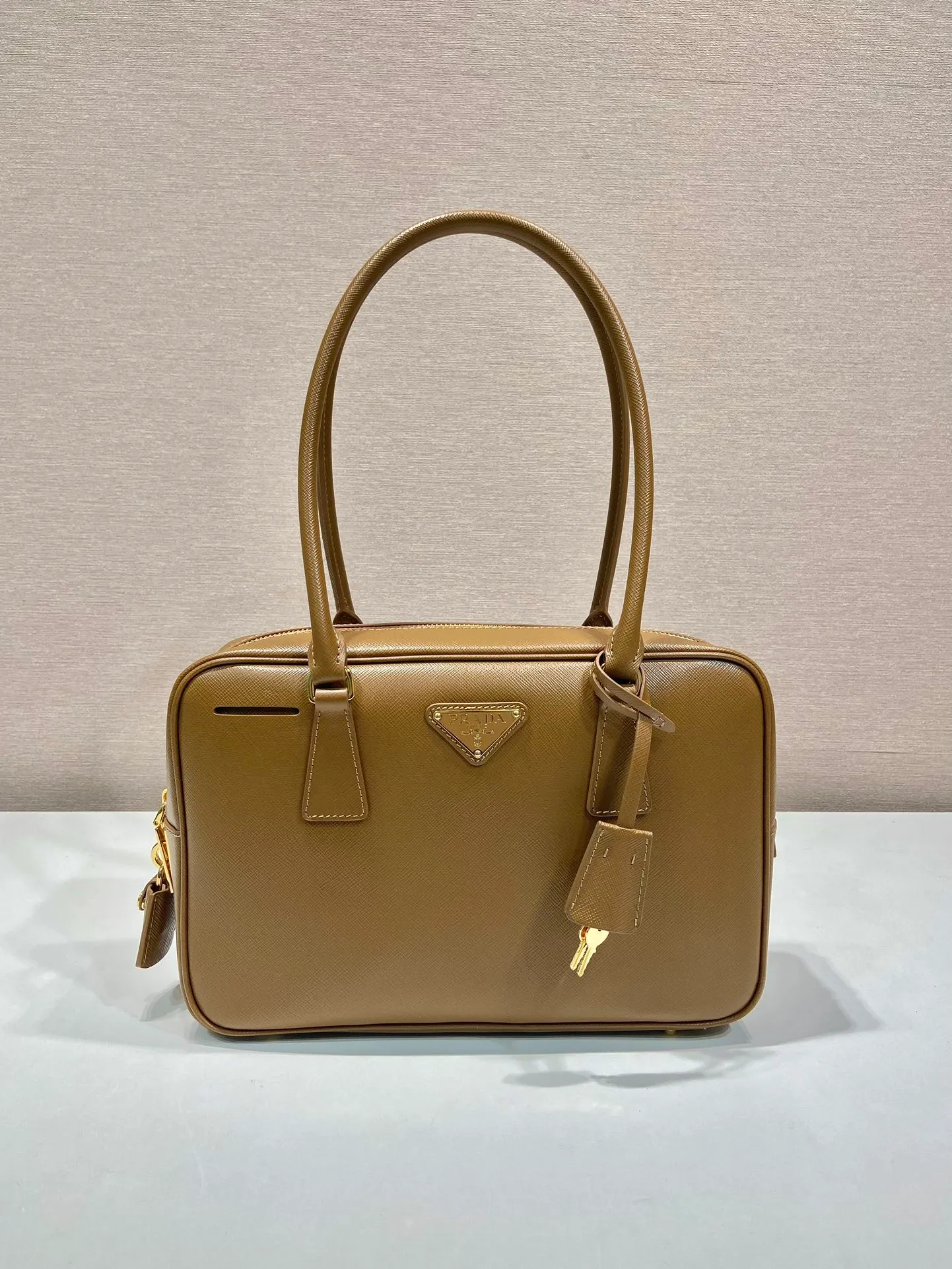 💰1660🎉New long handle second-hand bag🎉1BA428 new product🎉 This double handle handbag is made of imported saffiano cowhide and incorporates unique style elements to subvert people's traditional perception of luxury goods. It adds a unique charm between practical design embellishments and exquisite details. It has large capacity and practicality. It is also a treasure item. It is a timeless hot style. 🎉 🎉 Length 30x Height 17x Bottom 7cm