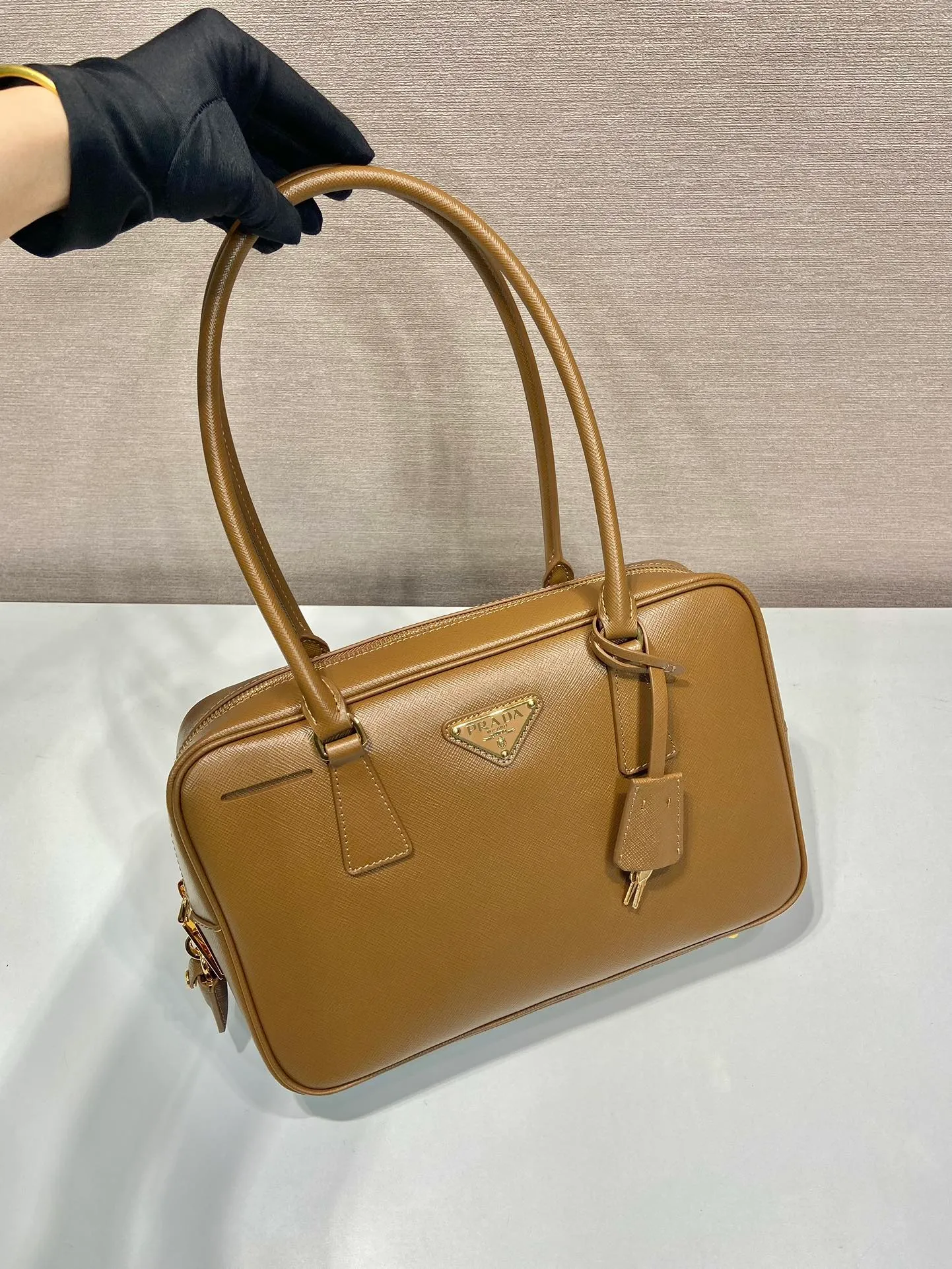 💰1660🎉New long handle second-hand bag🎉1BA428 new product🎉 This double handle handbag is made of imported saffiano cowhide and incorporates unique style elements to subvert people's traditional perception of luxury goods. It adds a unique charm between practical design embellishments and exquisite details. It has large capacity and practicality. It is also a treasure item. It is a timeless hot style. 🎉 🎉 Length 30x Height 17x Bottom 7cm