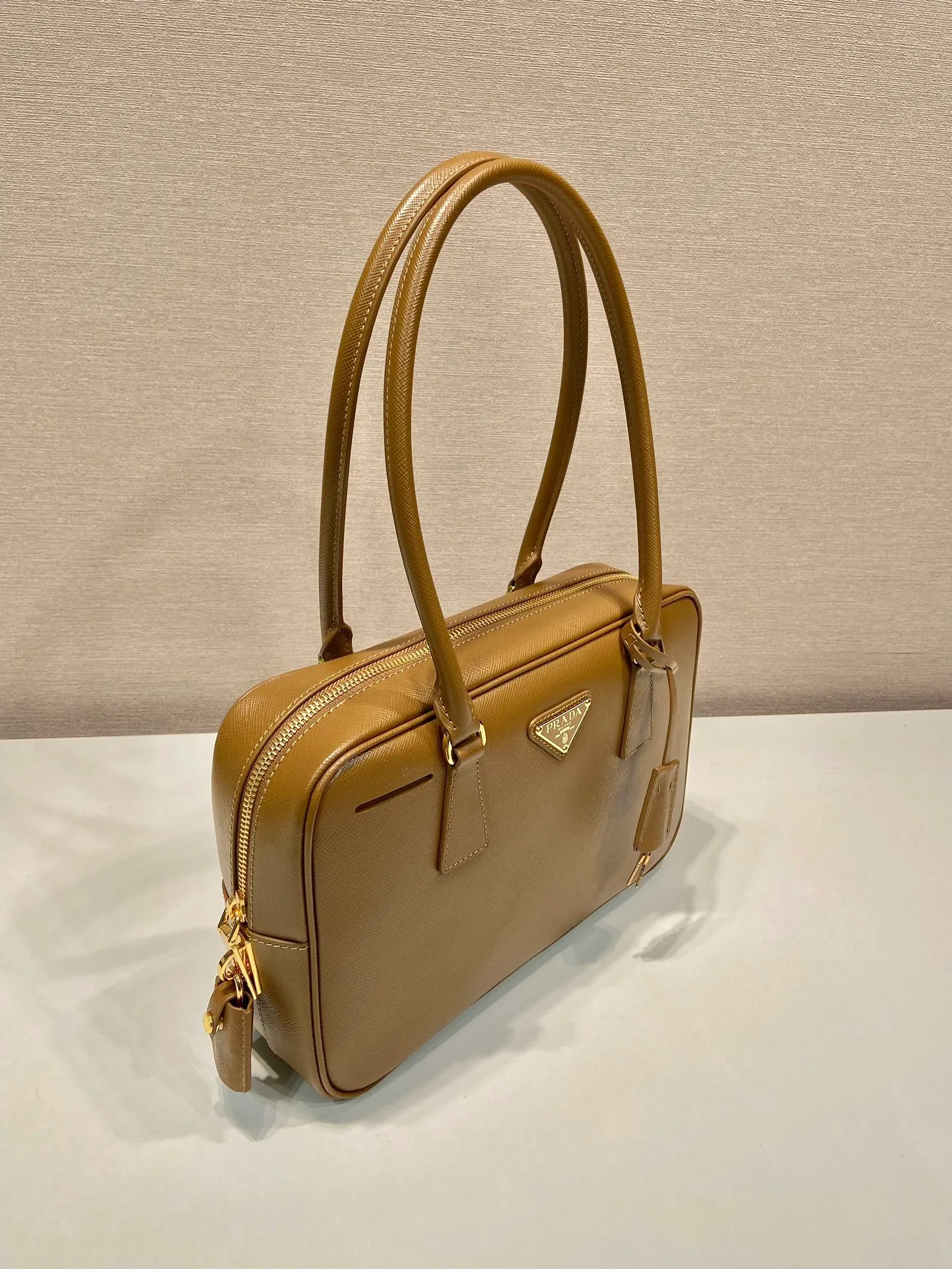💰1660🎉New long handle second-hand bag🎉1BA428 new product🎉 This double handle handbag is made of imported saffiano cowhide and incorporates unique style elements to subvert people's traditional perception of luxury goods. It adds a unique charm between practical design embellishments and exquisite details. It has large capacity and practicality. It is also a treasure item. It is a timeless hot style. 🎉 🎉 Length 30x Height 17x Bottom 7cm