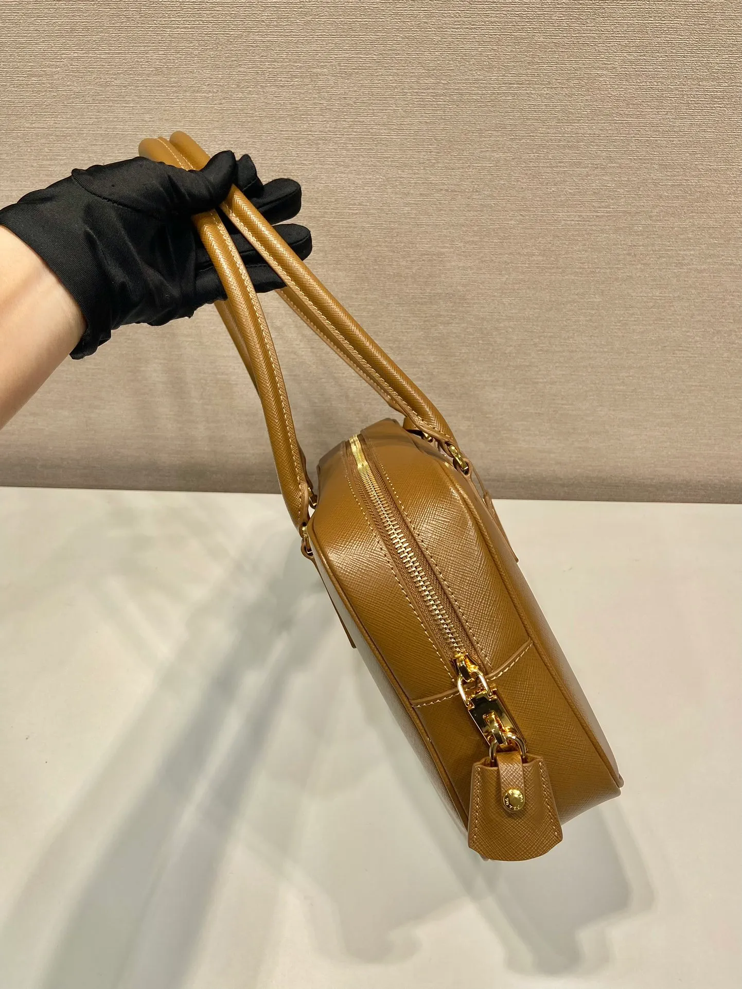 💰1660🎉New long handle second-hand bag🎉1BA428 new product🎉 This double handle handbag is made of imported saffiano cowhide and incorporates unique style elements to subvert people's traditional perception of luxury goods. It adds a unique charm between practical design embellishments and exquisite details. It has large capacity and practicality. It is also a treasure item. It is a timeless hot style. 🎉 🎉 Length 30x Height 17x Bottom 7cm