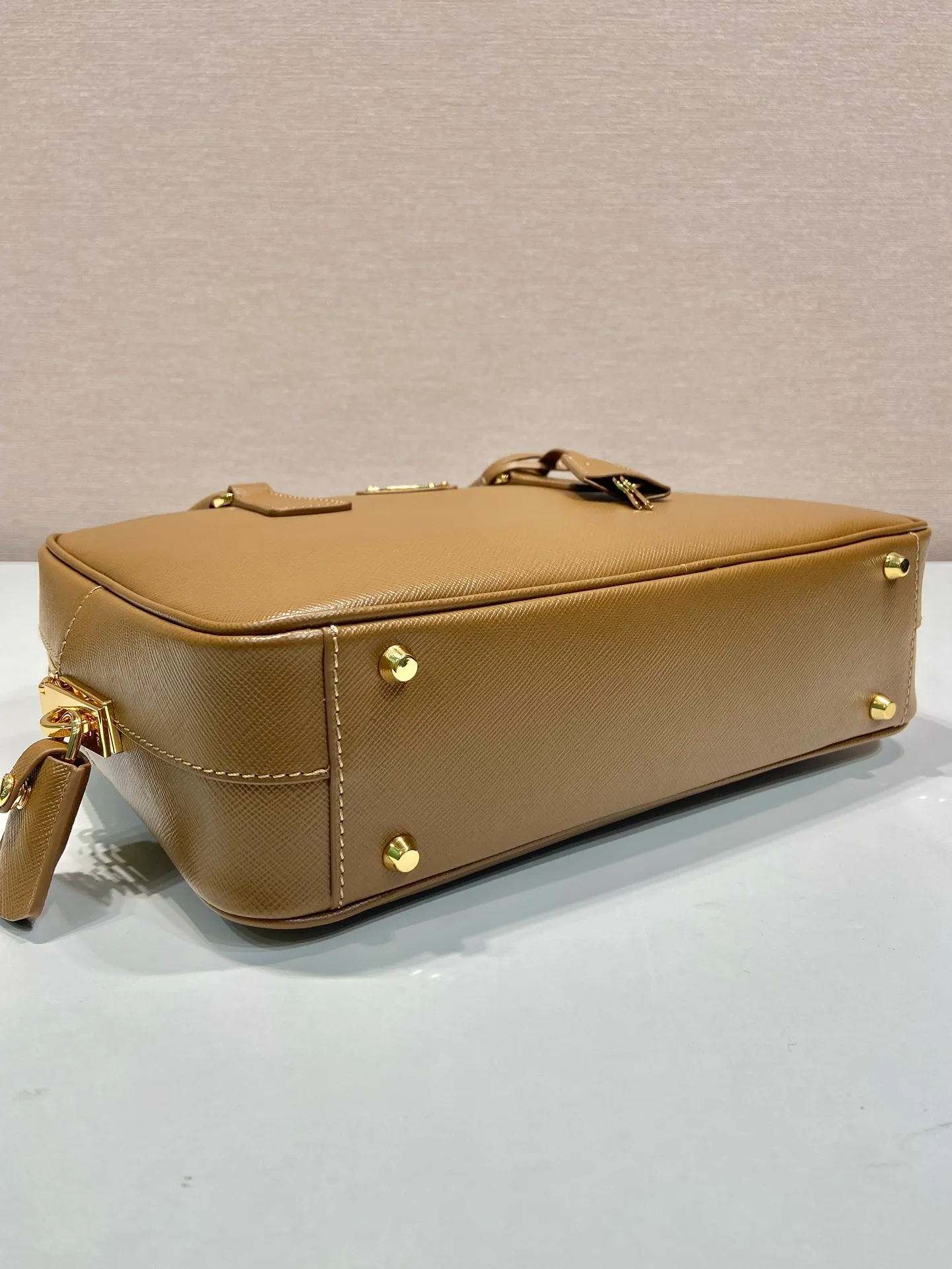 💰1660🎉New long handle second-hand bag🎉1BA428 new product🎉 This double handle handbag is made of imported saffiano cowhide and incorporates unique style elements to subvert people's traditional perception of luxury goods. It adds a unique charm between practical design embellishments and exquisite details. It has large capacity and practicality. It is also a treasure item. It is a timeless hot style. 🎉 🎉 Length 30x Height 17x Bottom 7cm