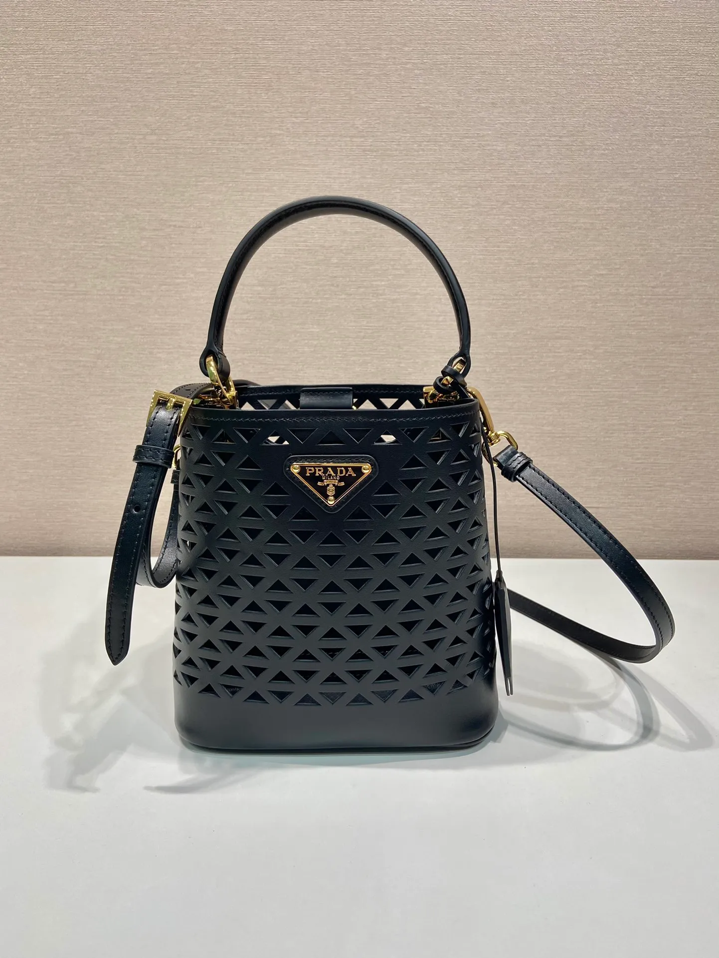 💰1640🎉Skeleton Bucket Bag🎉1BA217 Skeleton🎉🎉 This hollow bucket bag transforms the classic triangle into a modernist geometric pattern, injecting vitality into the elegant design. It has a compact shape and a detachable shoulder strap, suitable for hand or shoulder carry. It is made of laser-cut patterned leather, adding a touch of summer lightness and unique style. Sophisticated and elegant, it features a leather plaque and enameled metal triangle logo. The upper body effect is very fashionable and elegant, worth owning🎉🎉 Length 17x Height 18x ​​Bottom 10.5cm