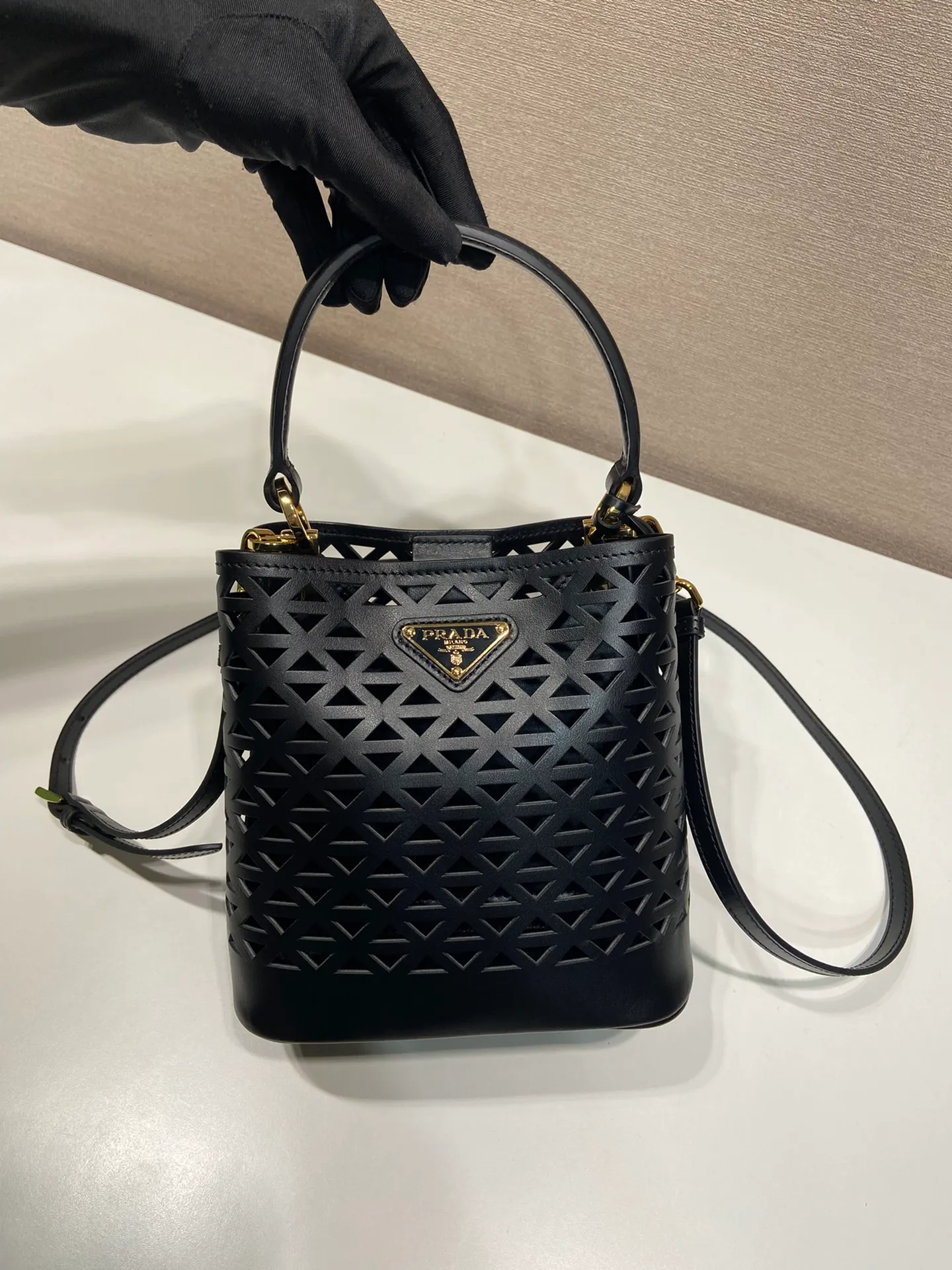 💰1640🎉Skeleton Bucket Bag🎉1BA217 Skeleton🎉🎉 This hollow bucket bag transforms the classic triangle into a modernist geometric pattern, injecting vitality into the elegant design. It has a compact shape and a detachable shoulder strap, suitable for hand or shoulder carry. It is made of laser-cut patterned leather, adding a touch of summer lightness and unique style. Sophisticated and elegant, it features a leather plaque and enameled metal triangle logo. The upper body effect is very fashionable and elegant, worth owning🎉🎉 Length 17x Height 18x ​​Bottom 10.5cm