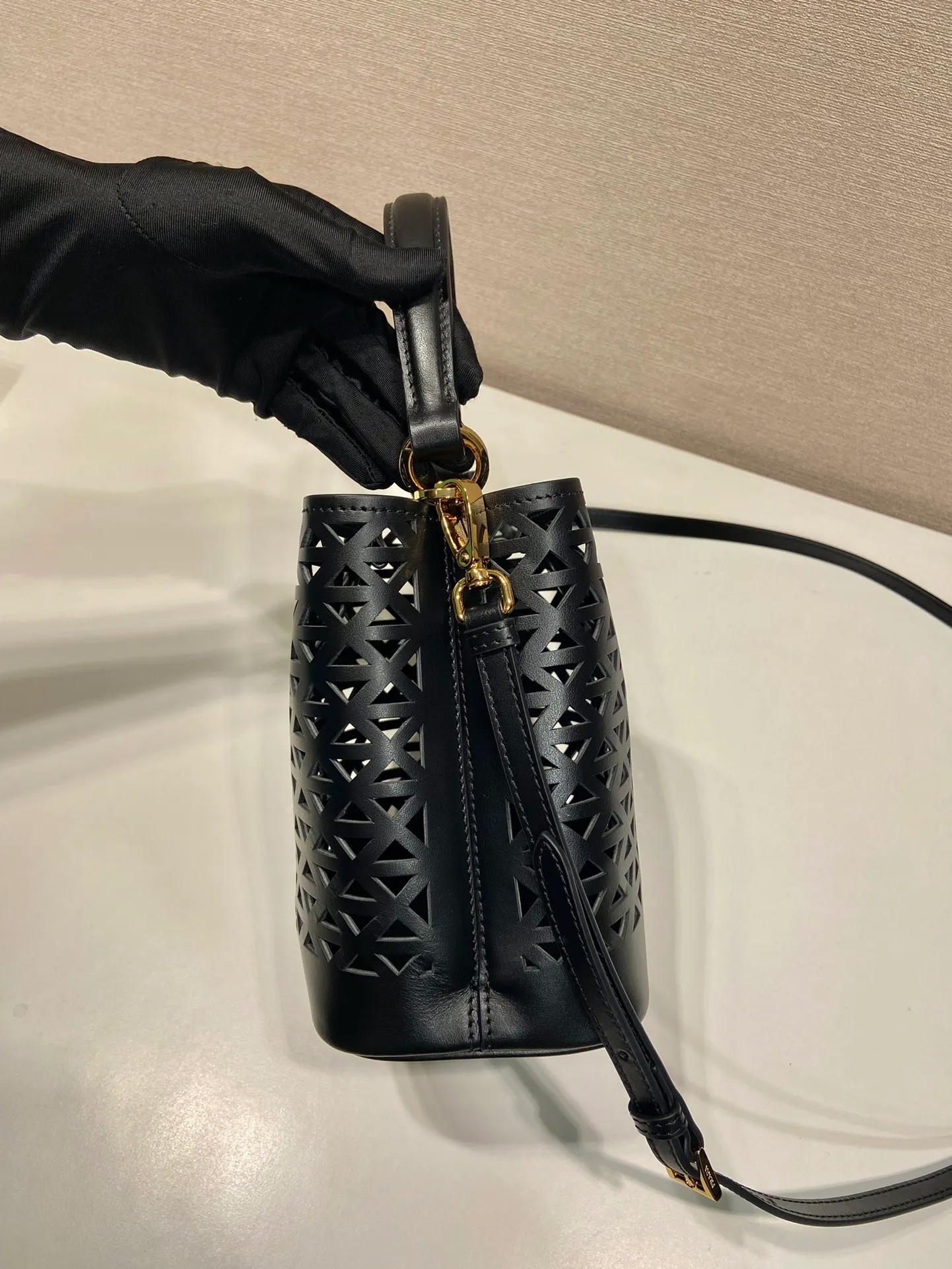 💰1640🎉Skeleton Bucket Bag🎉1BA217 Skeleton🎉🎉 This hollow bucket bag transforms the classic triangle into a modernist geometric pattern, injecting vitality into the elegant design. It has a compact shape and a detachable shoulder strap, suitable for hand or shoulder carry. It is made of laser-cut patterned leather, adding a touch of summer lightness and unique style. Sophisticated and elegant, it features a leather plaque and enameled metal triangle logo. The upper body effect is very fashionable and elegant, worth owning🎉🎉 Length 17x Height 18x ​​Bottom 10.5cm