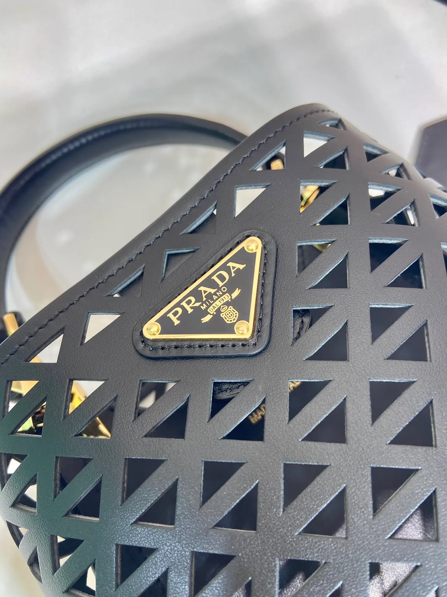 💰1640🎉Skeleton Bucket Bag🎉1BA217 Skeleton🎉🎉 This hollow bucket bag transforms the classic triangle into a modernist geometric pattern, injecting vitality into the elegant design. It has a compact shape and a detachable shoulder strap, suitable for hand or shoulder carry. It is made of laser-cut patterned leather, adding a touch of summer lightness and unique style. Sophisticated and elegant, it features a leather plaque and enameled metal triangle logo. The upper body effect is very fashionable and elegant, worth owning🎉🎉 Length 17x Height 18x ​​Bottom 10.5cm