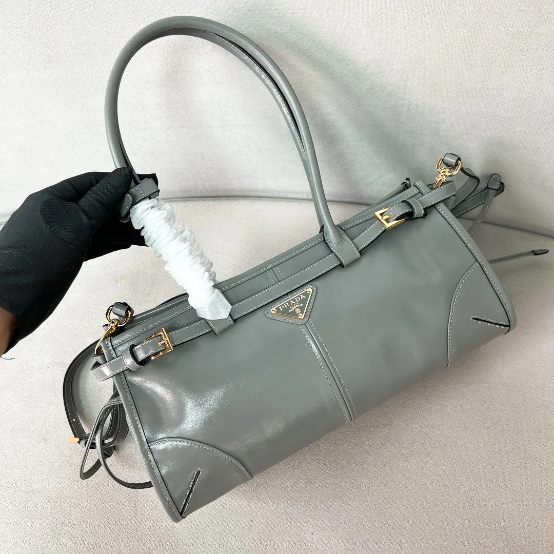 💰1840✨New model debut✨Oil-wax leather LuxSoft handbag small size 1BA426 long handle New popular LuxSoftBag Retro oil-wax leather with gold hardware Iconic triangle logo Comes with a long shoulder strap Can be carried on one shoulder or crossbody The fashionable feel is straight forward Size 32*15.5*12 blue gray