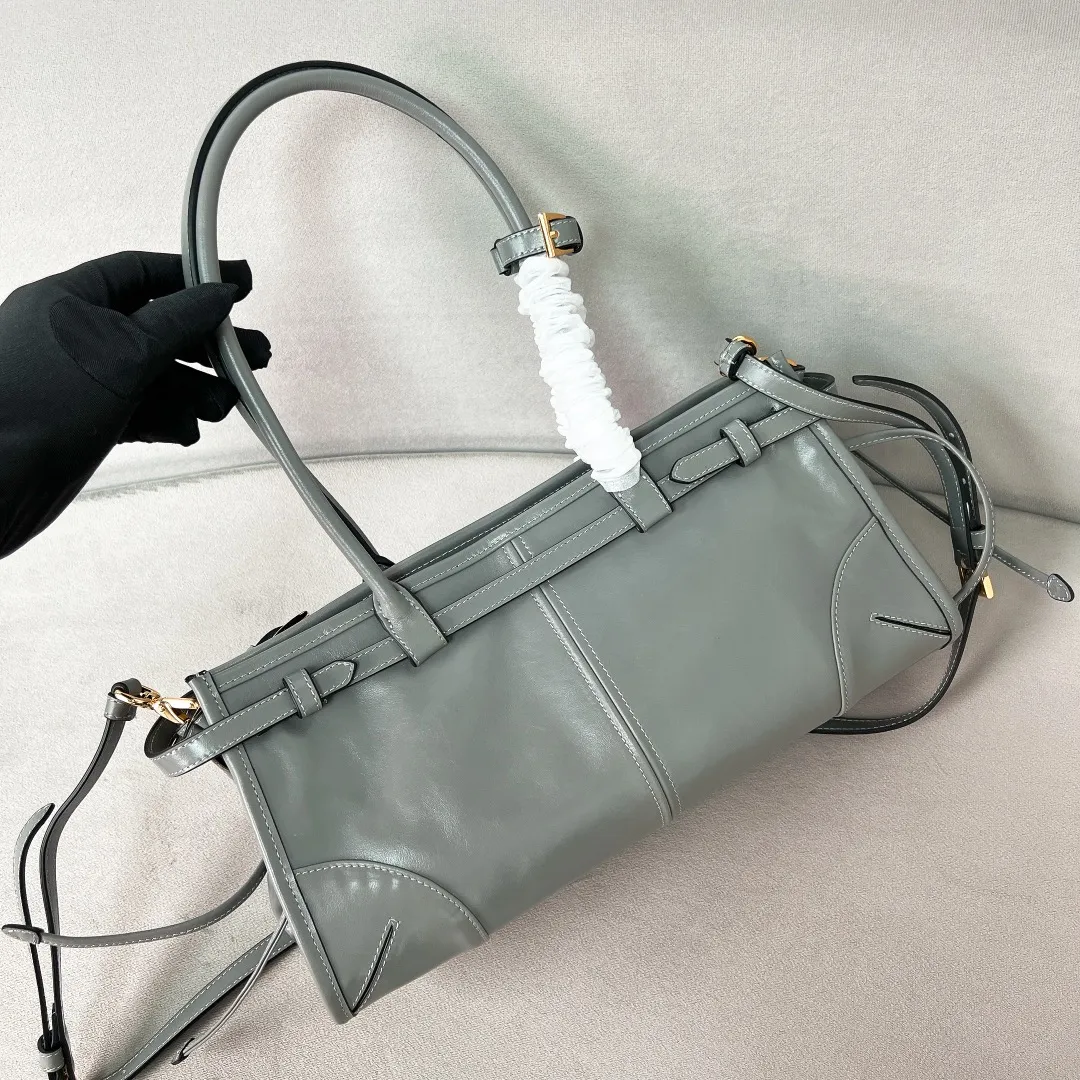💰1840✨New model debut✨Oil-wax leather LuxSoft handbag small size 1BA426 long handle New popular LuxSoftBag Retro oil-wax leather with gold hardware Iconic triangle logo Comes with a long shoulder strap Can be carried on one shoulder or crossbody The fashionable feel is straight forward Size 32*15.5*12 blue gray
