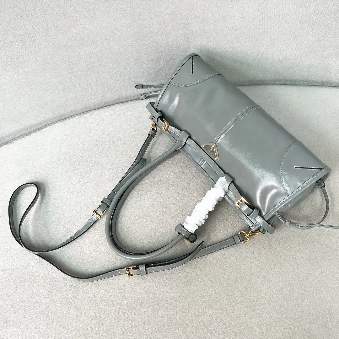 💰1840✨New model debut✨Oil-wax leather LuxSoft handbag small size 1BA426 long handle New popular LuxSoftBag Retro oil-wax leather with gold hardware Iconic triangle logo Comes with a long shoulder strap Can be carried on one shoulder or crossbody The fashionable feel is straight forward Size 32*15.5*12 blue gray