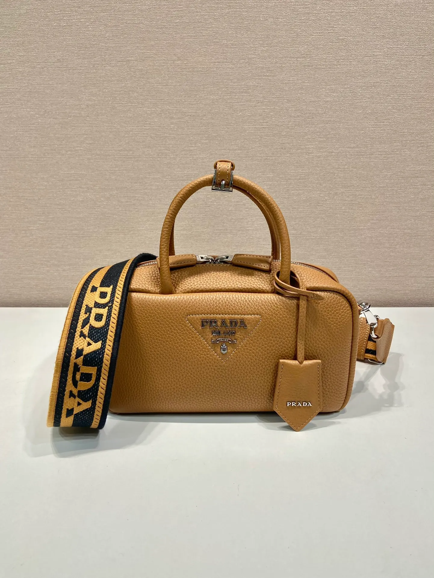💰1760🎉New style🎉1BB102🎉 This handbag is made of imported deerskin grain cowhide, with a long fabric shoulder strap and adjustable design. So perfect😘, versatile for mixing and matching for different occasions and different outfits😘, large capacity, super soft feel🎉Hurry up and get it🎉Length 24x Height 12x Bottom 8.5cm