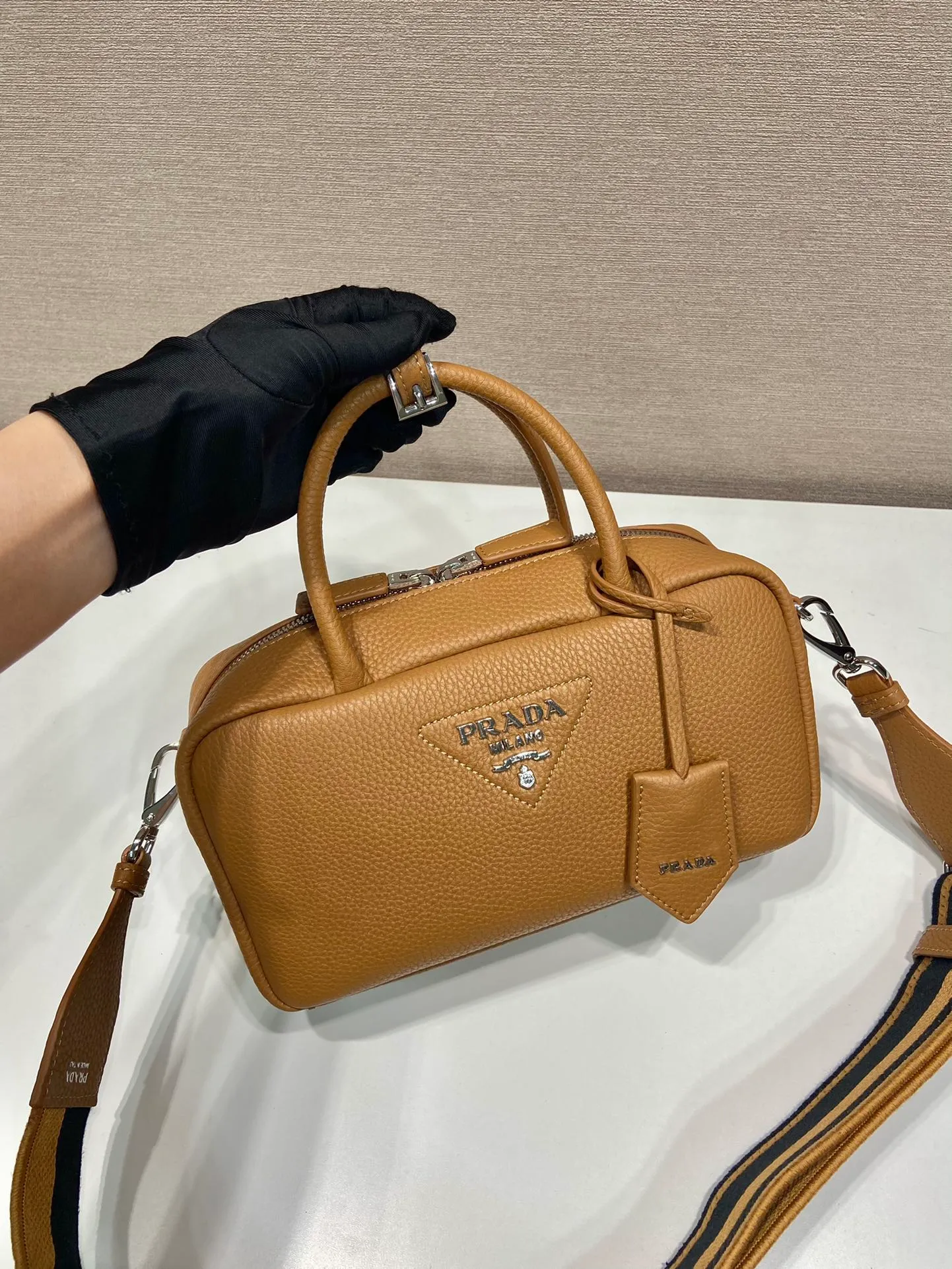 💰1760🎉New style🎉1BB102🎉 This handbag is made of imported deerskin grain cowhide, with a long fabric shoulder strap and adjustable design. So perfect😘, versatile for mixing and matching for different occasions and different outfits😘, large capacity, super soft feel🎉Hurry up and get it🎉Length 24x Height 12x Bottom 8.5cm