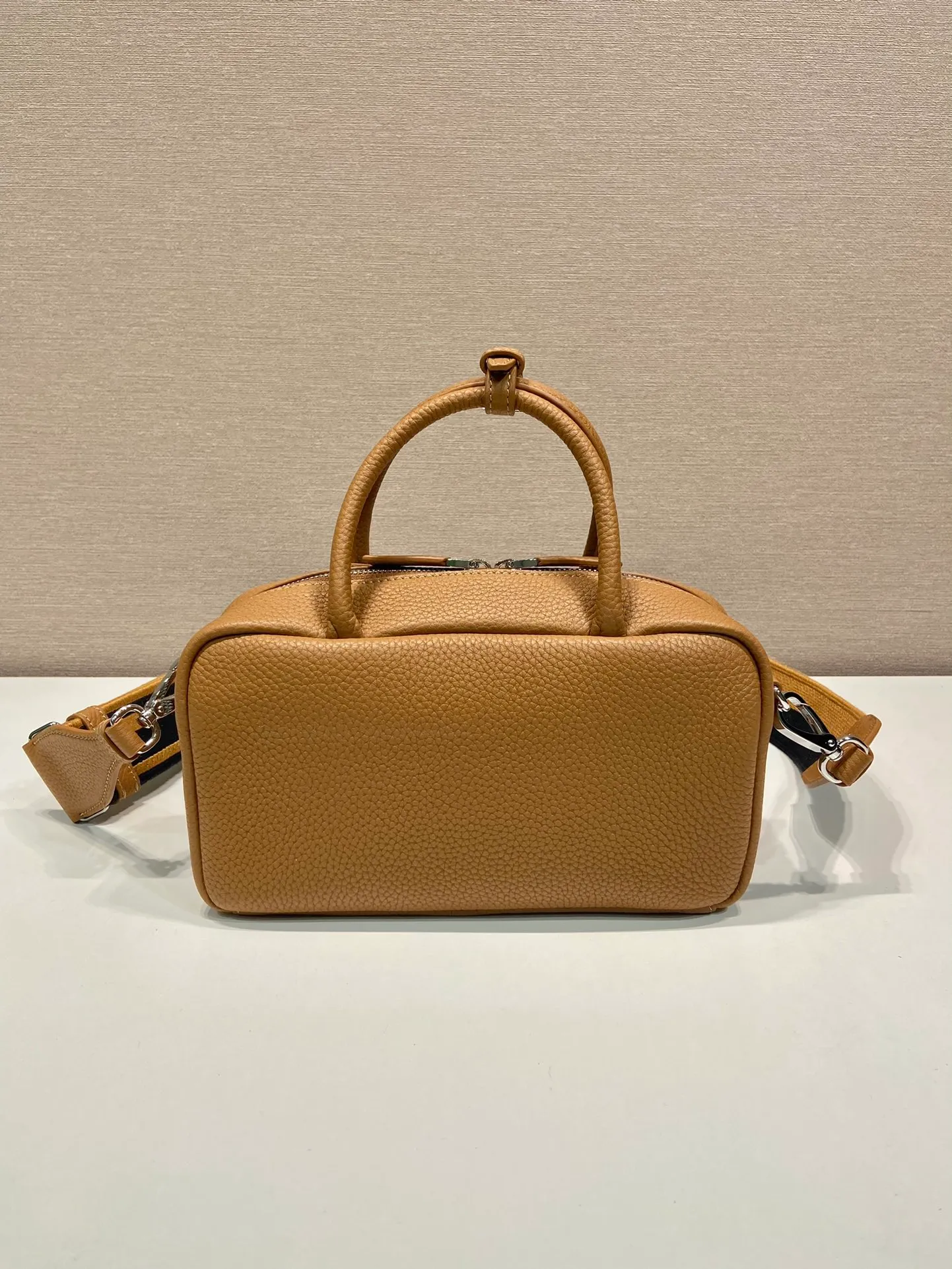 💰1760🎉New style🎉1BB102🎉 This handbag is made of imported deerskin grain cowhide, with a long fabric shoulder strap and adjustable design. So perfect😘, versatile for mixing and matching for different occasions and different outfits😘, large capacity, super soft feel🎉Hurry up and get it🎉Length 24x Height 12x Bottom 8.5cm