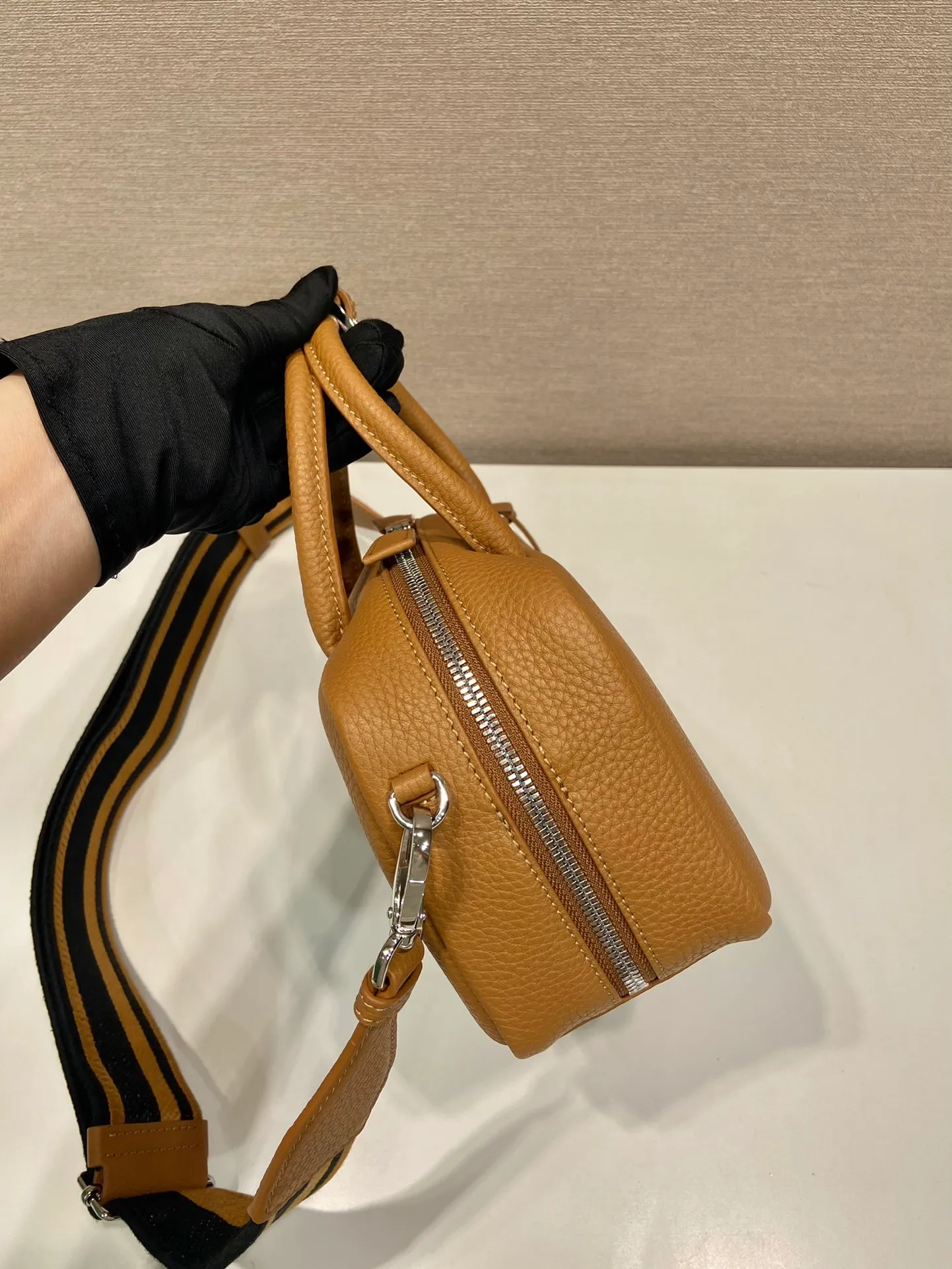 💰1760🎉New style🎉1BB102🎉 This handbag is made of imported deerskin grain cowhide, with a long fabric shoulder strap and adjustable design. So perfect😘, versatile for mixing and matching for different occasions and different outfits😘, large capacity, super soft feel🎉Hurry up and get it🎉Length 24x Height 12x Bottom 8.5cm