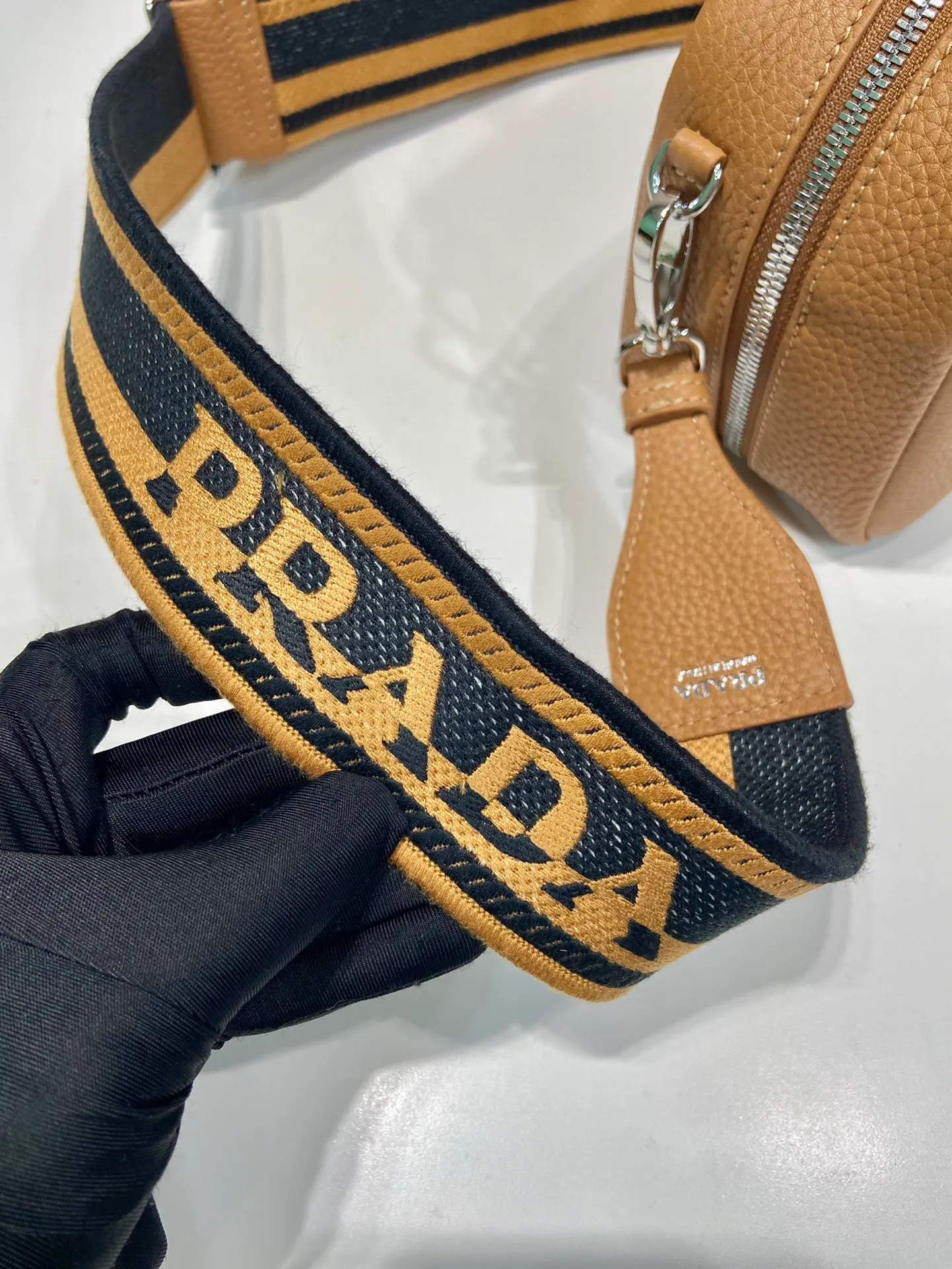 💰1760🎉New style🎉1BB102🎉 This handbag is made of imported deerskin grain cowhide, with a long fabric shoulder strap and adjustable design. So perfect😘, versatile for mixing and matching for different occasions and different outfits😘, large capacity, super soft feel🎉Hurry up and get it🎉Length 24x Height 12x Bottom 8.5cm