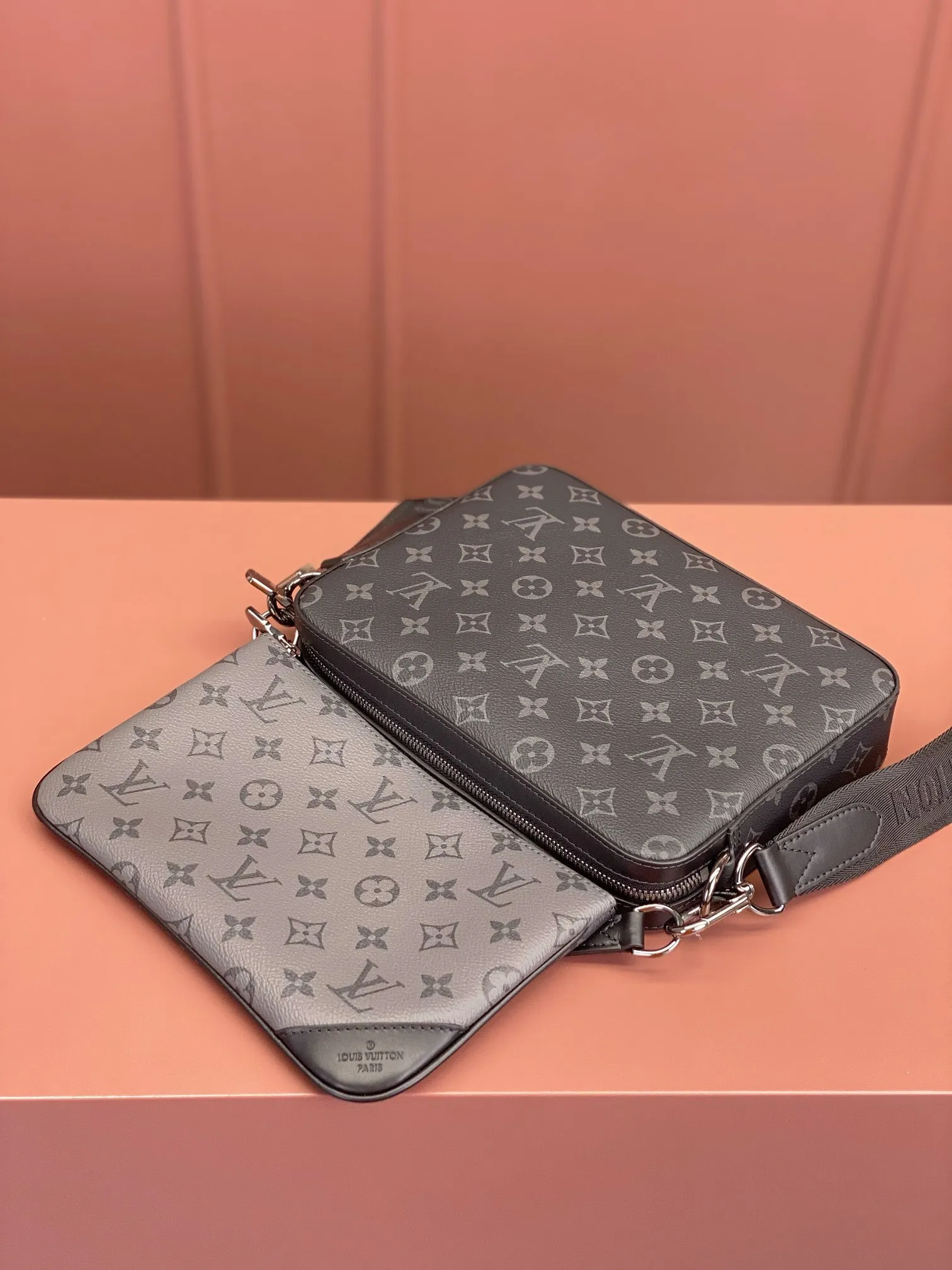 P¥1160 [Regular grade all-steel, 163C01 chip version original leather] TRIO messenger bag Model: M69443 Material: A-grade all-steel hardware, imported original fabric Size: 25x18.5x7cm