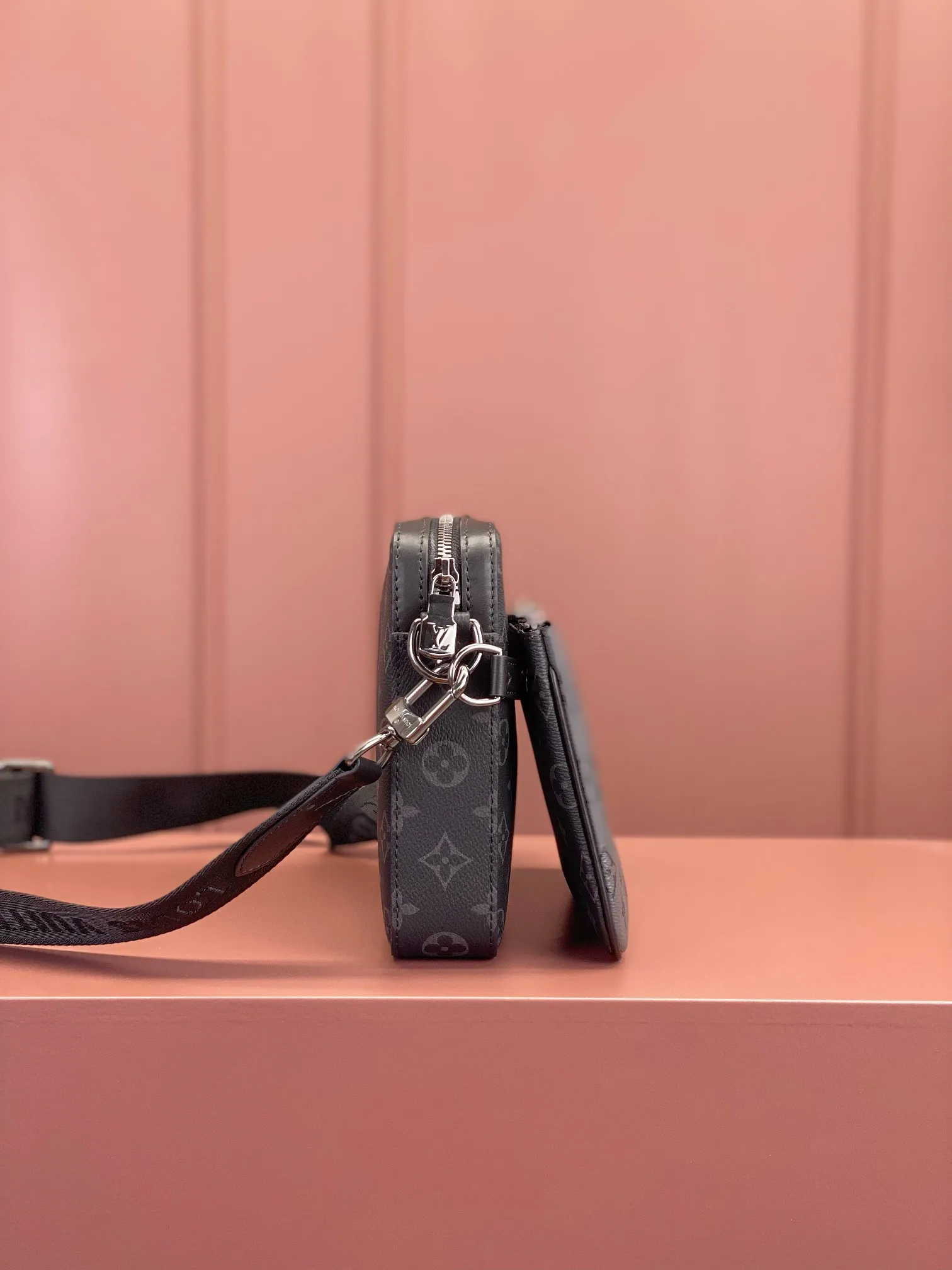 P¥1160 [Regular grade all-steel, 163C01 chip version original leather] TRIO messenger bag Model: M69443 Material: A-grade all-steel hardware, imported original fabric Size: 25x18.5x7cm
