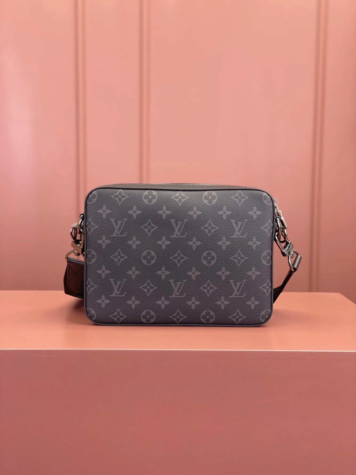 P¥1160 [Regular grade all-steel, 163C01 chip version original leather] TRIO messenger bag Model: M69443 Material: A-grade all-steel hardware, imported original fabric Size: 25x18.5x7cm