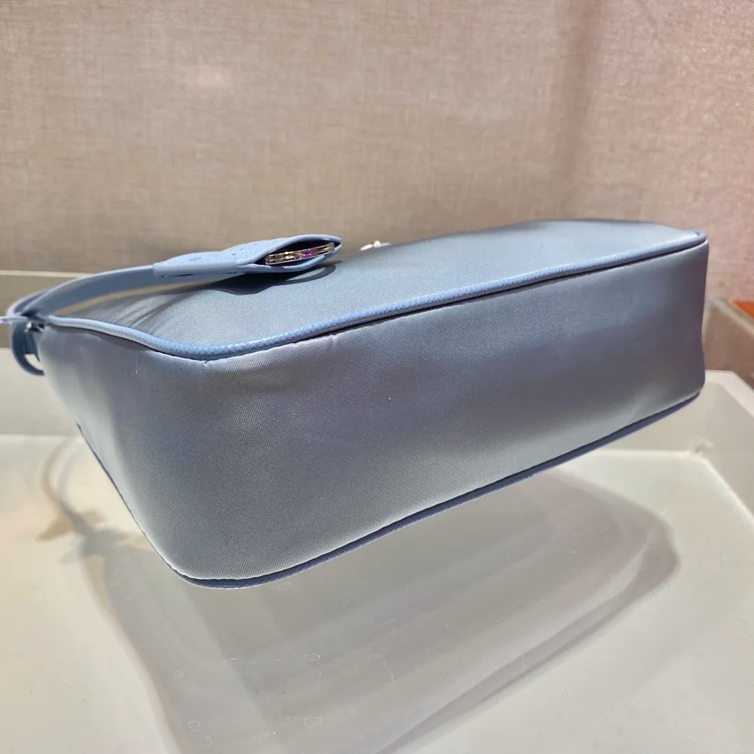 💰700🔥Leather shoulder strap Hobo bag🔥Original quality👍New 1NE204 moon-shaped second-hand bag, made of imported original parachute fabric, cross-grain cowhide handle, light The Hobo armpit bag is both convenient and practical. It is super simple and attractive👍👍. It is a small/lightweight/fitable/easy to wear/fashionable armpit bag. It can also be carried by hand and is super easy to use😍😍. It is currently the most popular bag among celebrities, aren’t you excited😜😜, ladies, hurry up, length 22X height 12 people x bottom 6cm👏👏👏💰💰💰