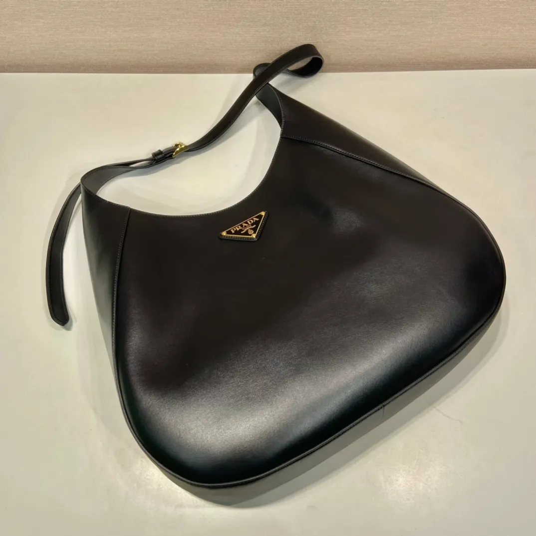 💰2000🎉Extra large Cleo🎉1BC181 new oversized crossbody bag🎉🎉 This crossbody bag is made of imported calf bag with imported sheepskin inside. Whether it is worn crossbody or on the shoulder, it is very stylish and has a great upper body effect. The ultra-large capacity must be strong in practicality, soft to the touch, and full of high-end feel. My favorite babies. Hurry up and get it. Size: length 40x height 30x bottom 9cm🎉🎉🎉👏👏👏