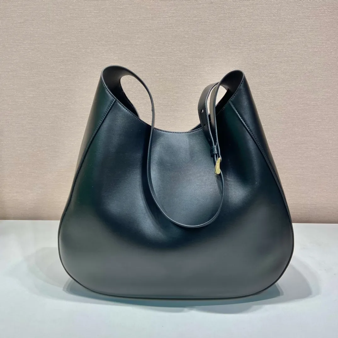 💰2000🎉Extra large Cleo🎉1BC181 new oversized crossbody bag🎉🎉 This crossbody bag is made of imported calf bag with imported sheepskin inside. Whether it is worn crossbody or on the shoulder, it is very stylish and has a great upper body effect. The ultra-large capacity must be strong in practicality, soft to the touch, and full of high-end feel. My favorite babies. Hurry up and get it. Size: length 40x height 30x bottom 9cm🎉🎉🎉👏👏👏