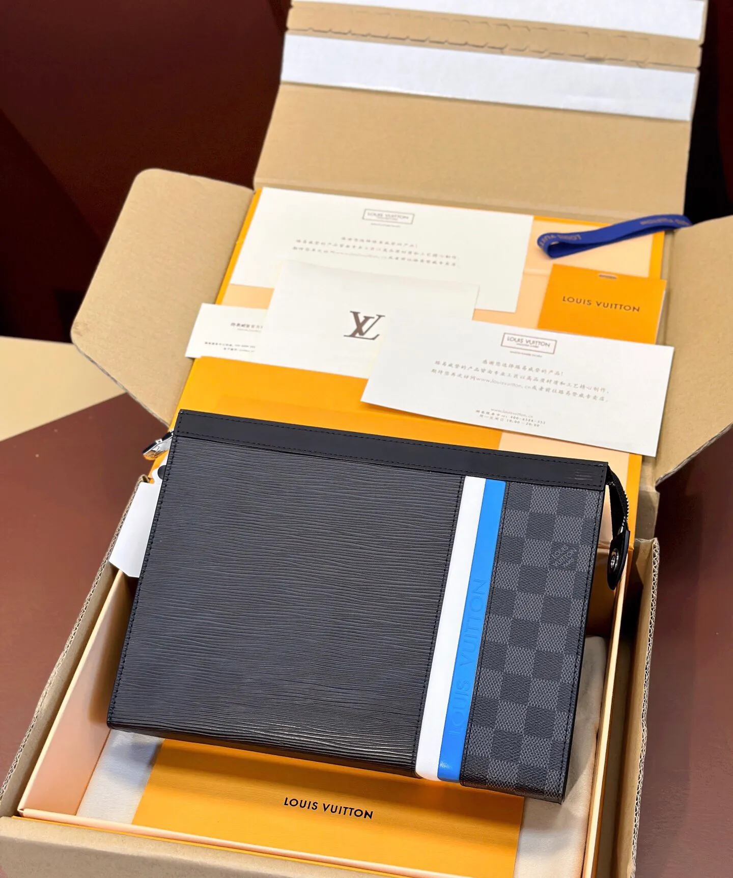 p¥440👉nfc dynamic chip version👈【Top original order, all steel hardware】King of good products M56827 ✨Pochette Voyage handbag is made of classic Epi leather and Damier Graphite canvas, cleverly connected by stripes emblazoned with the Louis Vuitton logo. Plenty of space and card slots make it an ideal travel companion, and it can also be stored in a suitcase. Comes in gift box Details 27 x 21 x 6 cm (length x height x width)