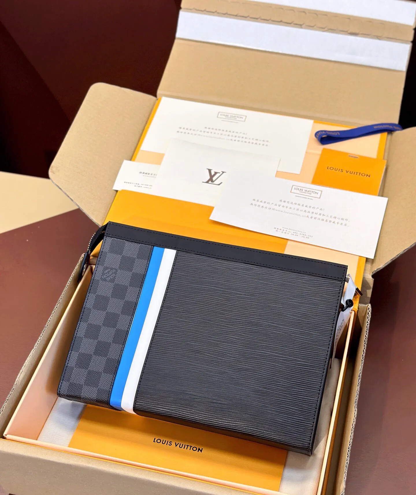 p¥440👉nfc dynamic chip version👈【Top original order, all steel hardware】King of good products M56827 ✨Pochette Voyage handbag is made of classic Epi leather and Damier Graphite canvas, cleverly connected by stripes emblazoned with the Louis Vuitton logo. Plenty of space and card slots make it an ideal travel companion, and it can also be stored in a suitcase. Comes in gift box Details 27 x 21 x 6 cm (length x height x width)