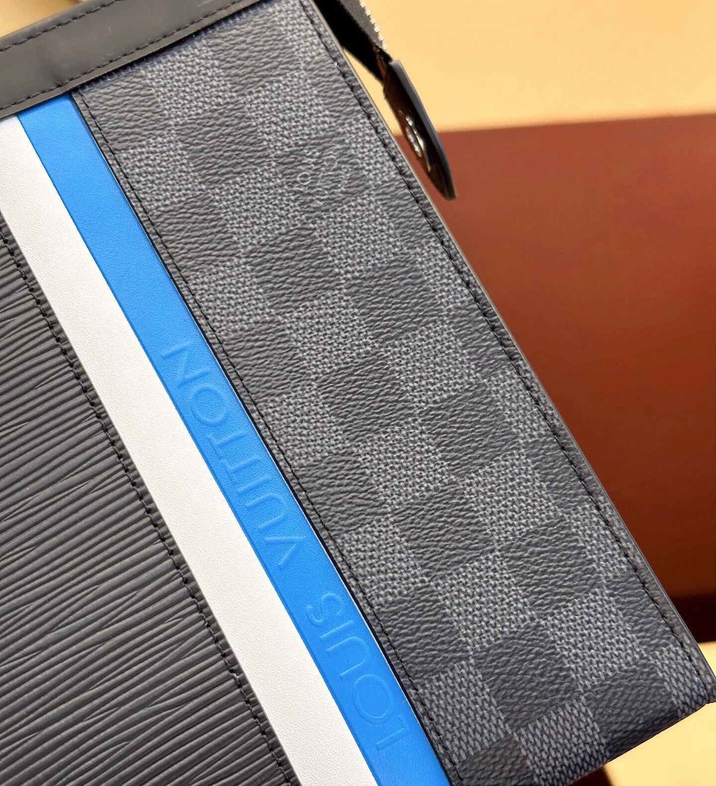 p¥440👉nfc dynamic chip version👈【Top original order, all steel hardware】King of good products M56827 ✨Pochette Voyage handbag is made of classic Epi leather and Damier Graphite canvas, cleverly connected by stripes emblazoned with the Louis Vuitton logo. Plenty of space and card slots make it an ideal travel companion, and it can also be stored in a suitcase. Comes in gift box Details 27 x 21 x 6 cm (length x height x width)