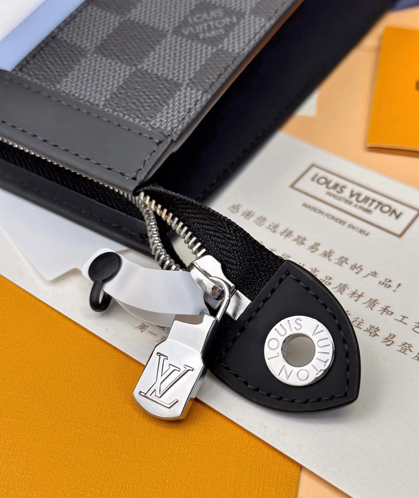 p¥440👉nfc dynamic chip version👈【Top original order, all steel hardware】King of good products M56827 ✨Pochette Voyage handbag is made of classic Epi leather and Damier Graphite canvas, cleverly connected by stripes emblazoned with the Louis Vuitton logo. Plenty of space and card slots make it an ideal travel companion, and it can also be stored in a suitcase. Comes in gift box Details 27 x 21 x 6 cm (length x height x width)