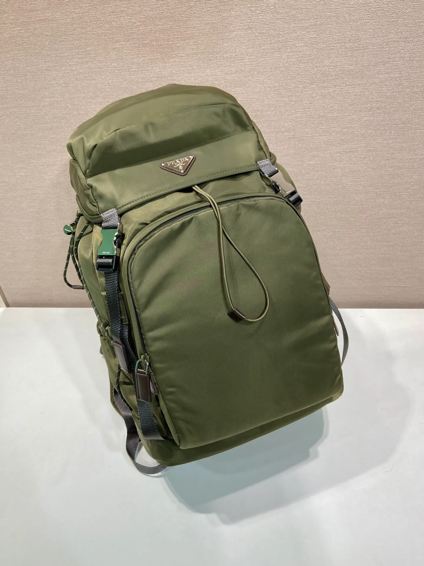 💰1760🎉New Backpack🎉🎉2VZ123 Mountaineering Bag🎉🎉 Inspired by hiking style, this Re-Nylon backpack combines urban style with outdoor elements. The roomy design features leather trim, multiple exterior and interior pockets, and a comfortable padded mesh back. Technical details combine functionality and decoration to complete the modern, sporty accessory. Equipped with adjustable trim details, leather handle, drawstring at the pocket, flap and side buckle fastening, four outer zipper pockets and two drawstring bottle pockets, internal zipper pockets and double patch pockets. The upper body effect is very cool, and it is another timeless hot style🎉🎉Hurry up and get it🎉🎉 Length 28x Height 46x Bottom 22cm🎉🎉🎉💰💰💰