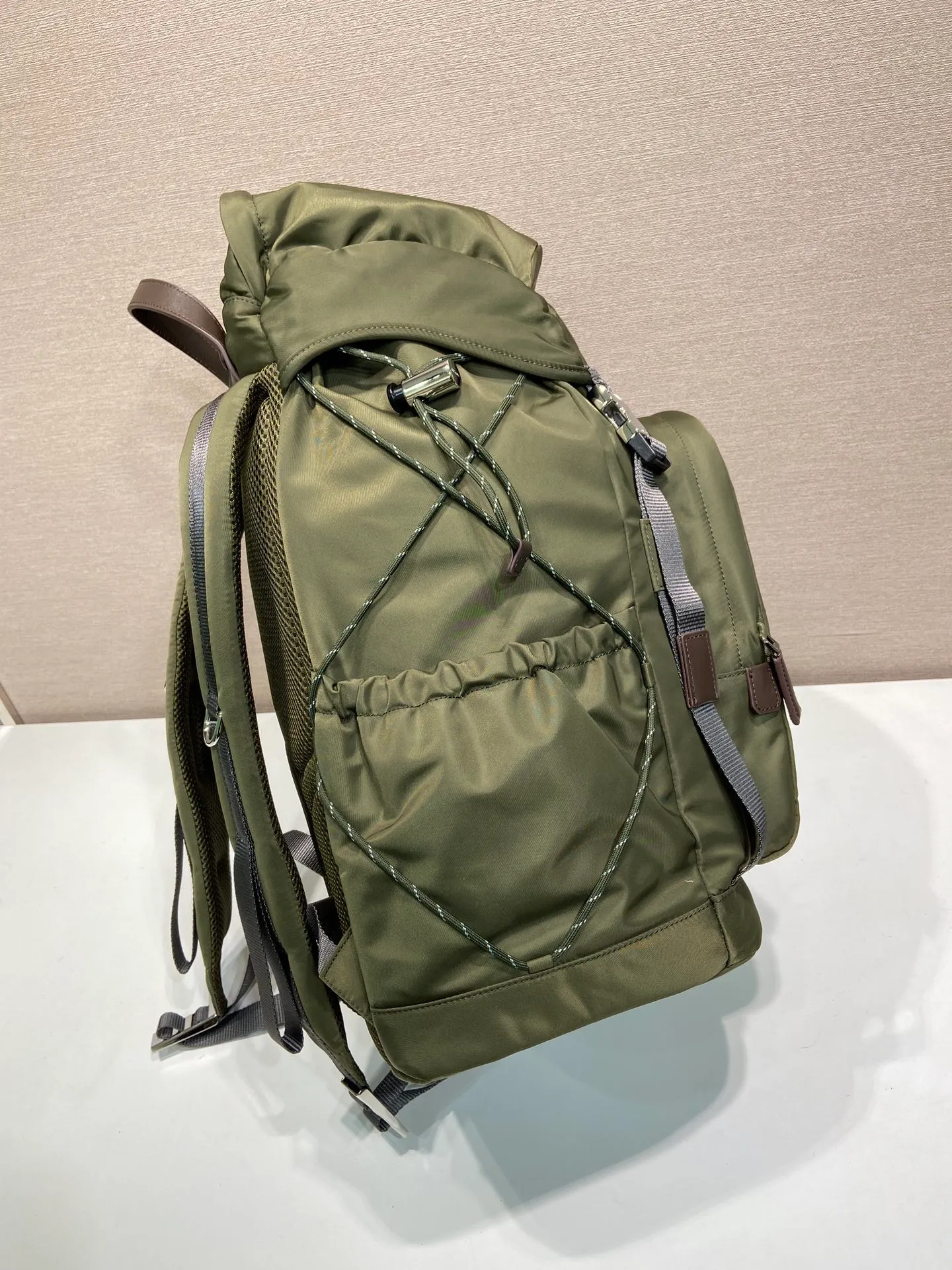 💰1760🎉New Backpack🎉🎉2VZ123 Mountaineering Bag🎉🎉 Inspired by hiking style, this Re-Nylon backpack combines urban style with outdoor elements. The roomy design features leather trim, multiple exterior and interior pockets, and a comfortable padded mesh back. Technical details combine functionality and decoration to complete the modern, sporty accessory. Equipped with adjustable trim details, leather handle, drawstring at the pocket, flap and side buckle fastening, four outer zipper pockets and two drawstring bottle pockets, internal zipper pockets and double patch pockets. The upper body effect is very cool, and it is another timeless hot style🎉🎉Hurry up and get it🎉🎉 Length 28x Height 46x Bottom 22cm🎉🎉🎉💰💰💰