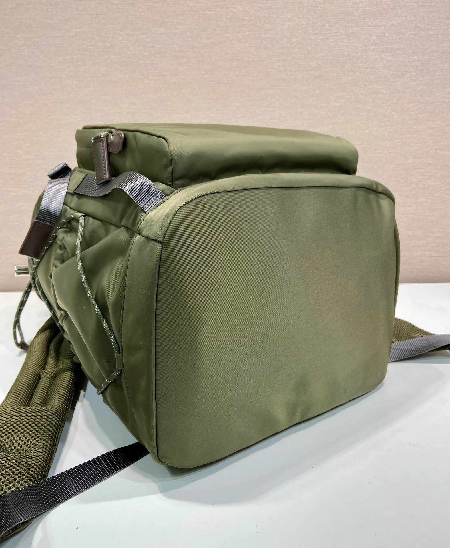 💰1760🎉New Backpack🎉🎉2VZ123 Mountaineering Bag🎉🎉 Inspired by hiking style, this Re-Nylon backpack combines urban style with outdoor elements. The roomy design features leather trim, multiple exterior and interior pockets, and a comfortable padded mesh back. Technical details combine functionality and decoration to complete the modern, sporty accessory. Equipped with adjustable trim details, leather handle, drawstring at the pocket, flap and side buckle fastening, four outer zipper pockets and two drawstring bottle pockets, internal zipper pockets and double patch pockets. The upper body effect is very cool, and it is another timeless hot style🎉🎉Hurry up and get it🎉🎉 Length 28x Height 46x Bottom 22cm🎉🎉🎉💰💰💰