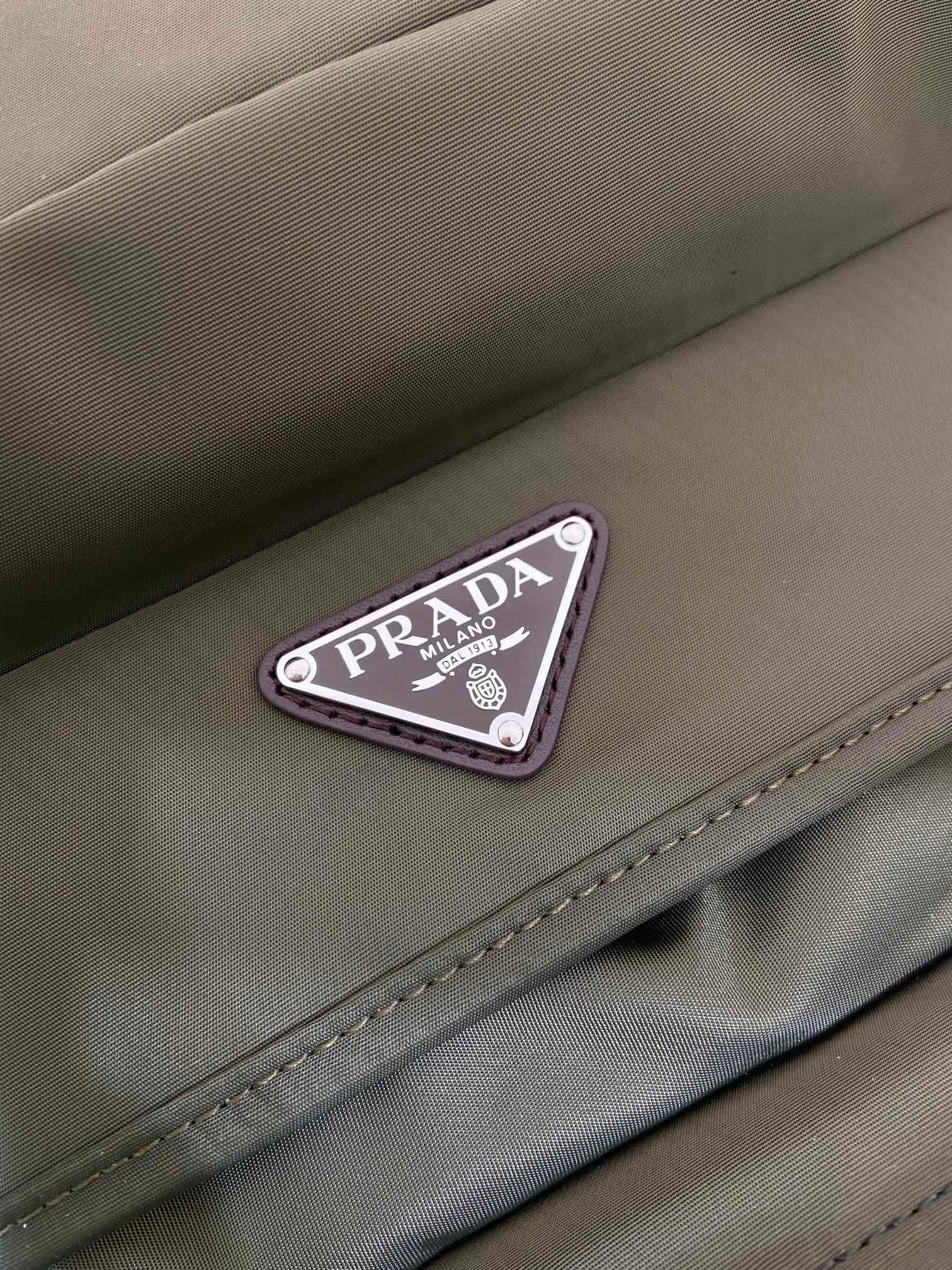 💰1760🎉New Backpack🎉🎉2VZ123 Mountaineering Bag🎉🎉 Inspired by hiking style, this Re-Nylon backpack combines urban style with outdoor elements. The roomy design features leather trim, multiple exterior and interior pockets, and a comfortable padded mesh back. Technical details combine functionality and decoration to complete the modern, sporty accessory. Equipped with adjustable trim details, leather handle, drawstring at the pocket, flap and side buckle fastening, four outer zipper pockets and two drawstring bottle pockets, internal zipper pockets and double patch pockets. The upper body effect is very cool, and it is another timeless hot style🎉🎉Hurry up and get it🎉🎉 Length 28x Height 46x Bottom 22cm🎉🎉🎉💰💰💰