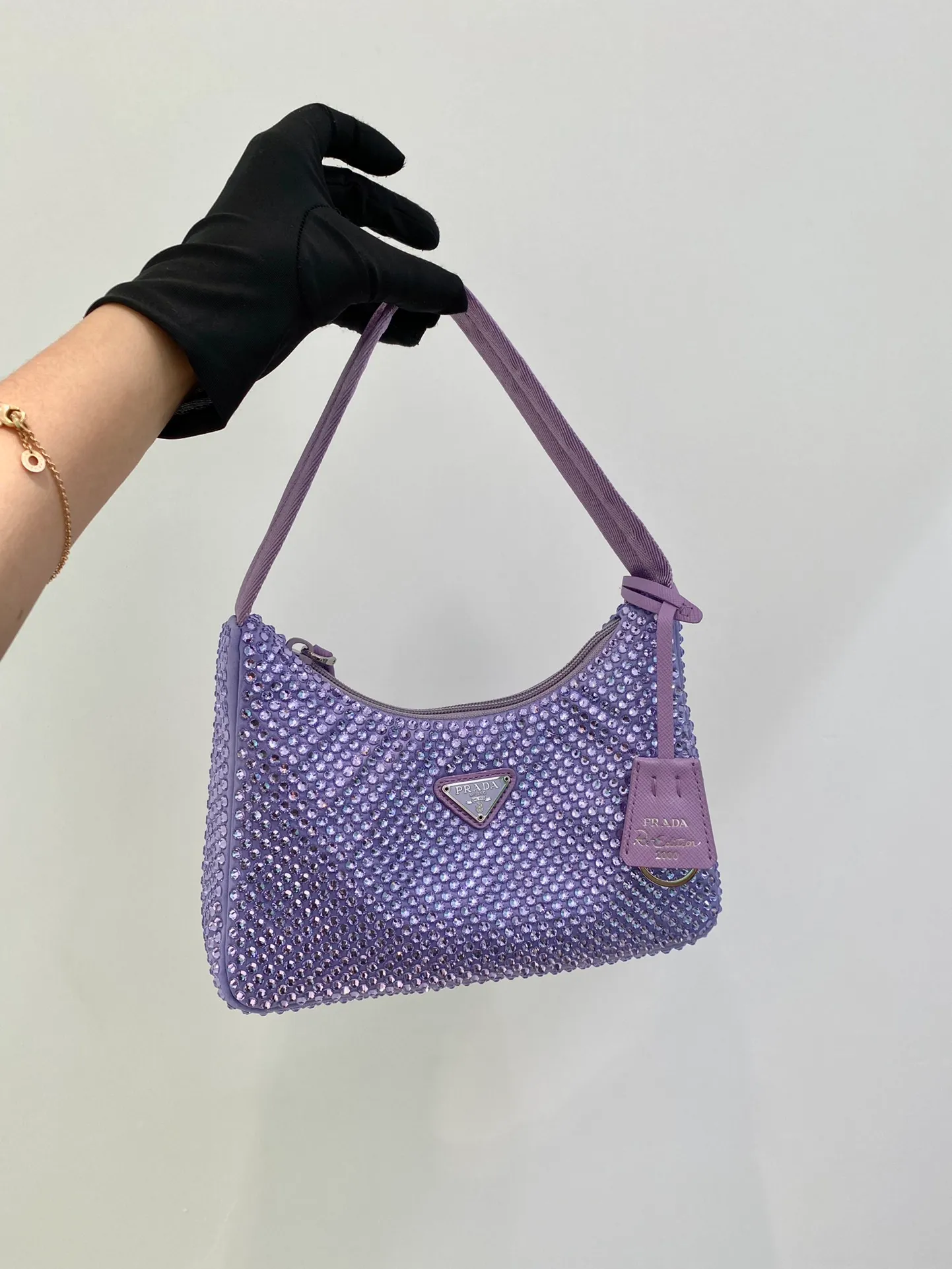 💰1000🎉Flash diamond Hobo🎉🎉New 1NE515 flash diamond, the most beautiful and sparkling rhinestone Hobo 😘😘Imported diamond net. The sparkling appearance. The effect of blingbling under the night light is very eye-catching. The return rate is very high. 🙈🙈Everyone will praise you wherever you take it😘This kind of sparkling diamond bag is also very easy to match with clothes, so cute and cool , suitable for any occasion, the popular elements of Hobo have always been recognized by Internet celebrities/celebrities, and it is a permanently popular Hobo🙊🙊worth buying👍beauties😘Length 23x Height 13x Bottom 5cm